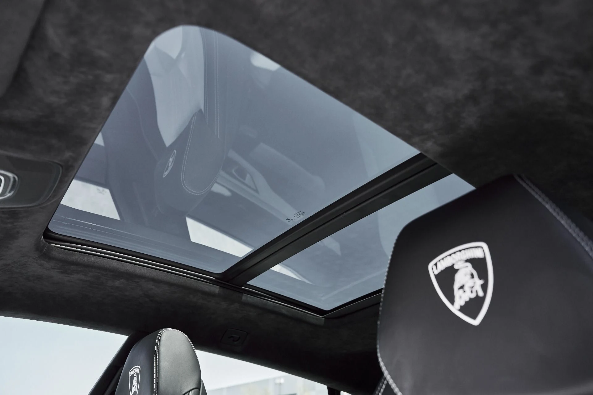 mph050_3787216686_Used_2019_Lamborghini_Urus_Base_1776301885_7631587916