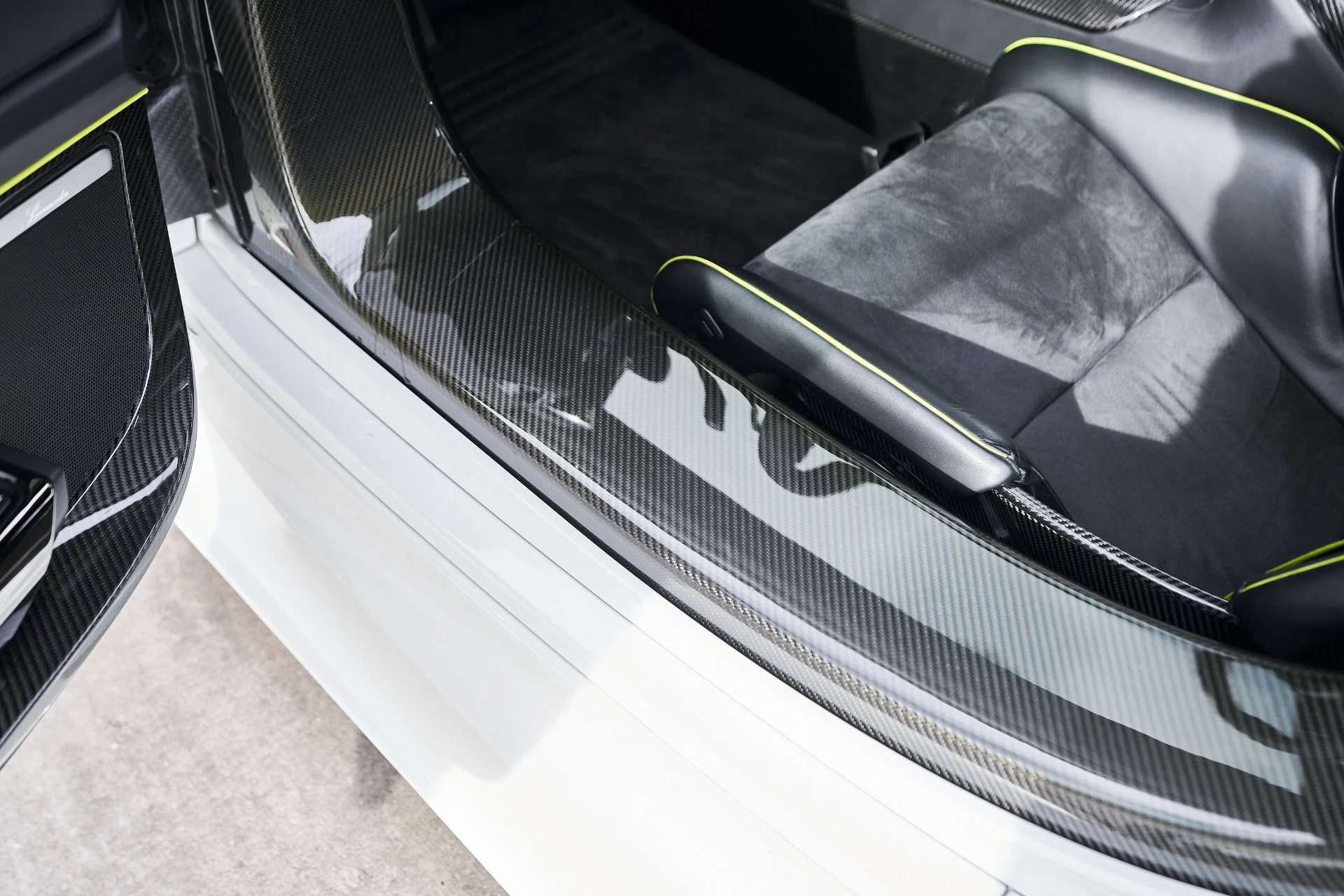 mph050_3866482921_Used_2015_Porsche_918_Spyder_w_Weissach_Package_1764874366_46efe2e7c3