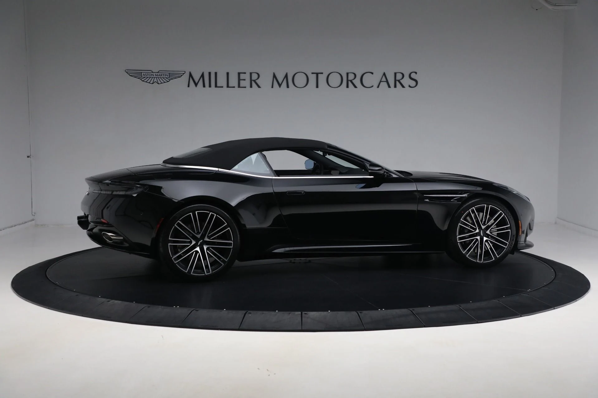 mph050_4027239211_New_2025_Aston_Martin_DB_12_Volante_44c792e7bb