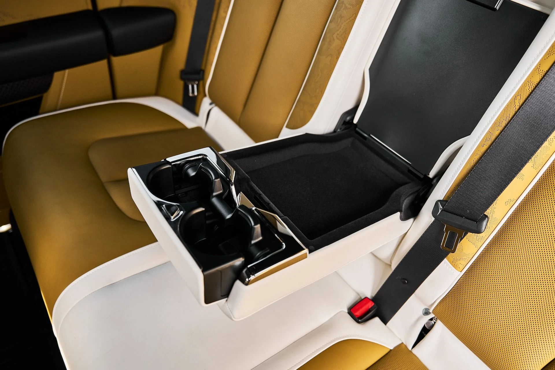 mph050_4040543934_Used_2026_Rolls_Royce_Cullinan_Black_Badge_1776556071_50b22ea76e