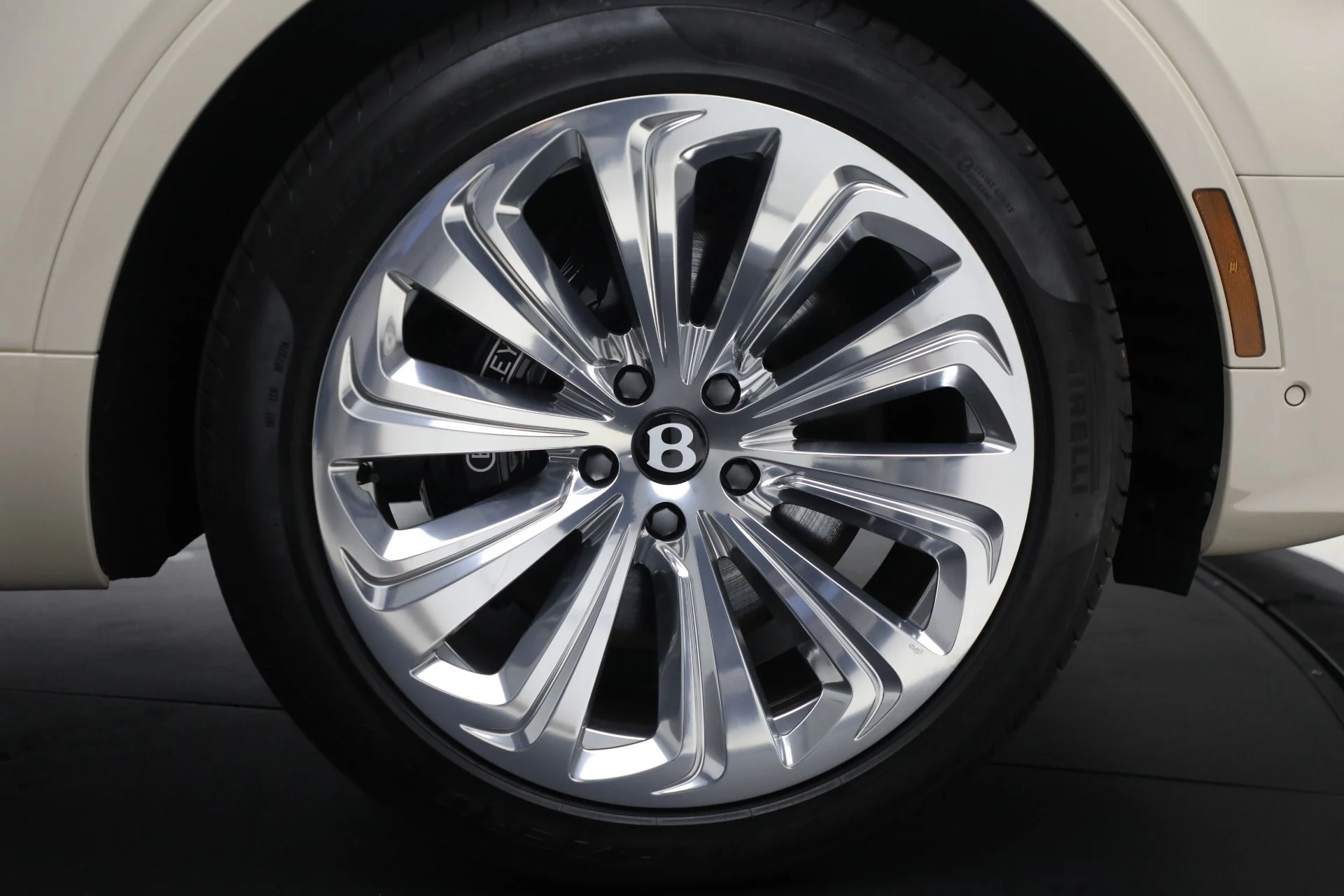 mph050_4062471655_New_2025_Bentley_Bentayga_Azure_V8_b115c8693e