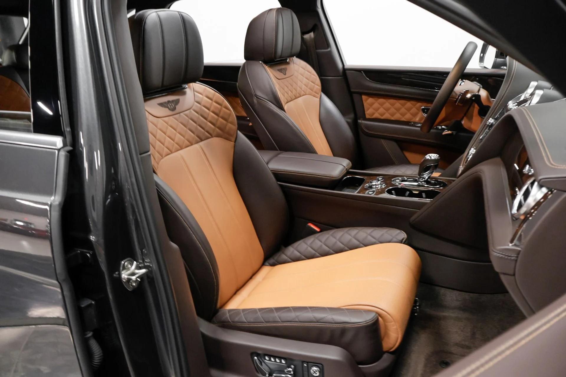 mph050_40815520_Used_2020_Bentley_Bentayga_V8_1761664862_ee54ebd955