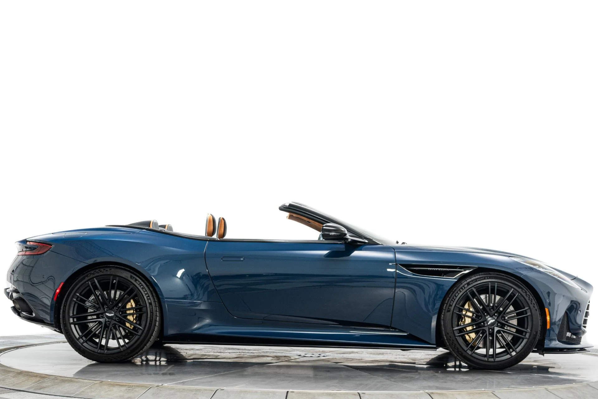 mph050_4155341212_Used_2024_Aston_Martin_DB_12_Volante_Carbon_Fiber_Bucket_Seats_Heritage_Paint_Color_1773867859_9551cb1608