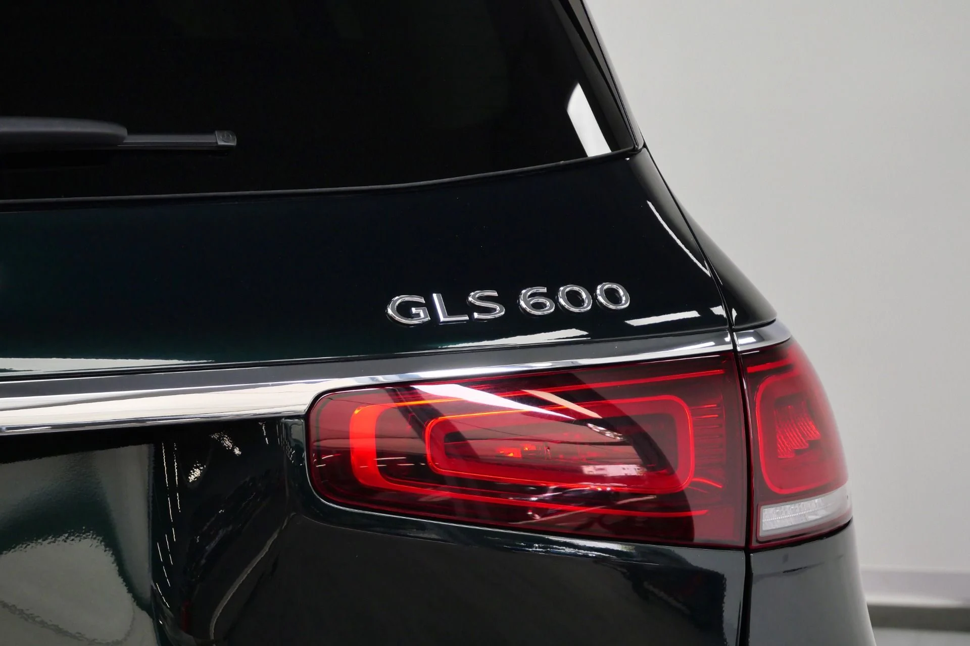 mph050_4196364344_Used_2022_Mercedes_Benz_Maybach_GLS_600_4_MATIC_Beautiful_Colors_Four_Seat_Configuration_Walnut_Trim_1776795080_8fa6effa8a