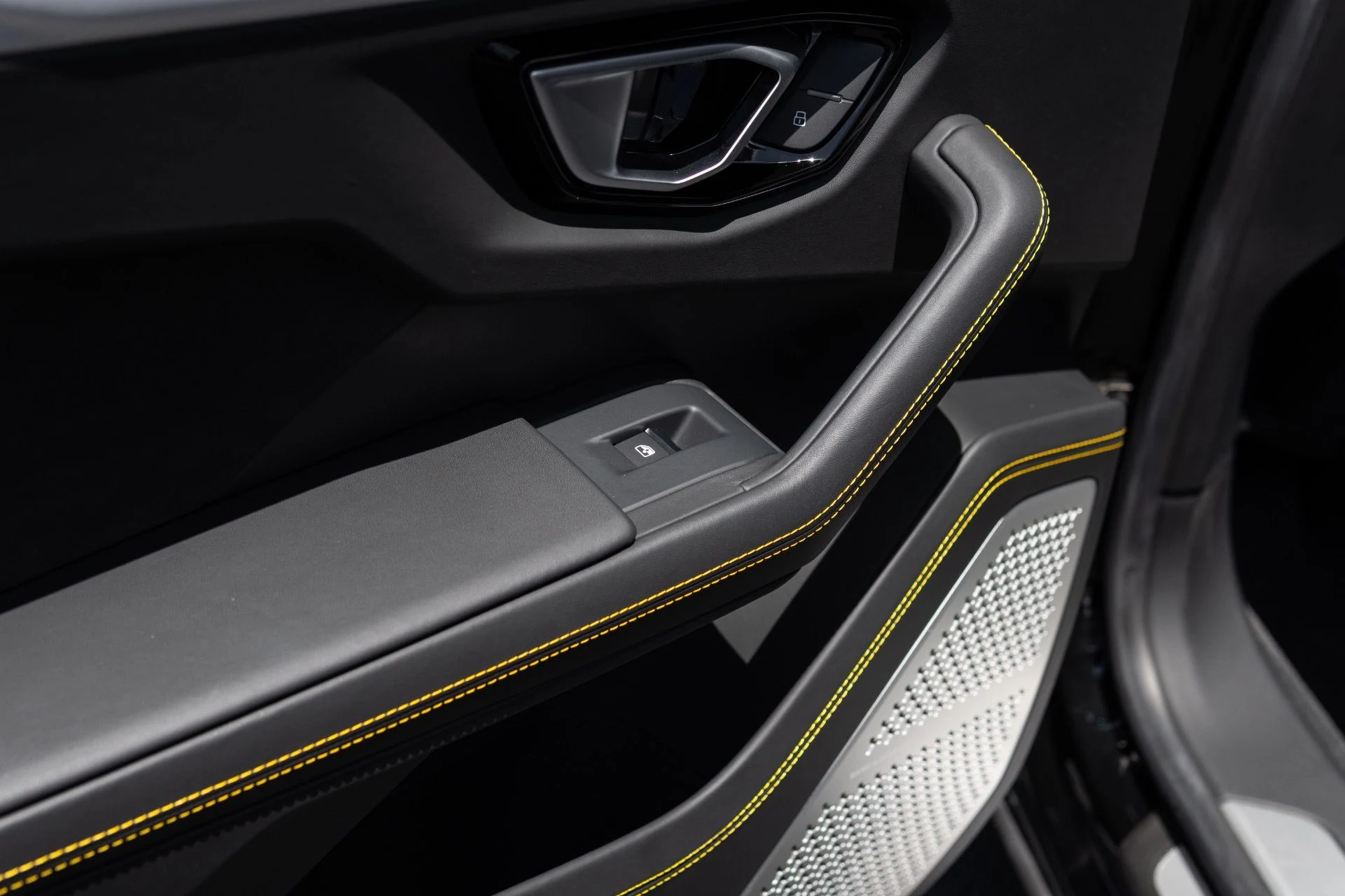 mph050_4208393127_Used_2022_Lamborghini_Urus_1776127481_42031311b5