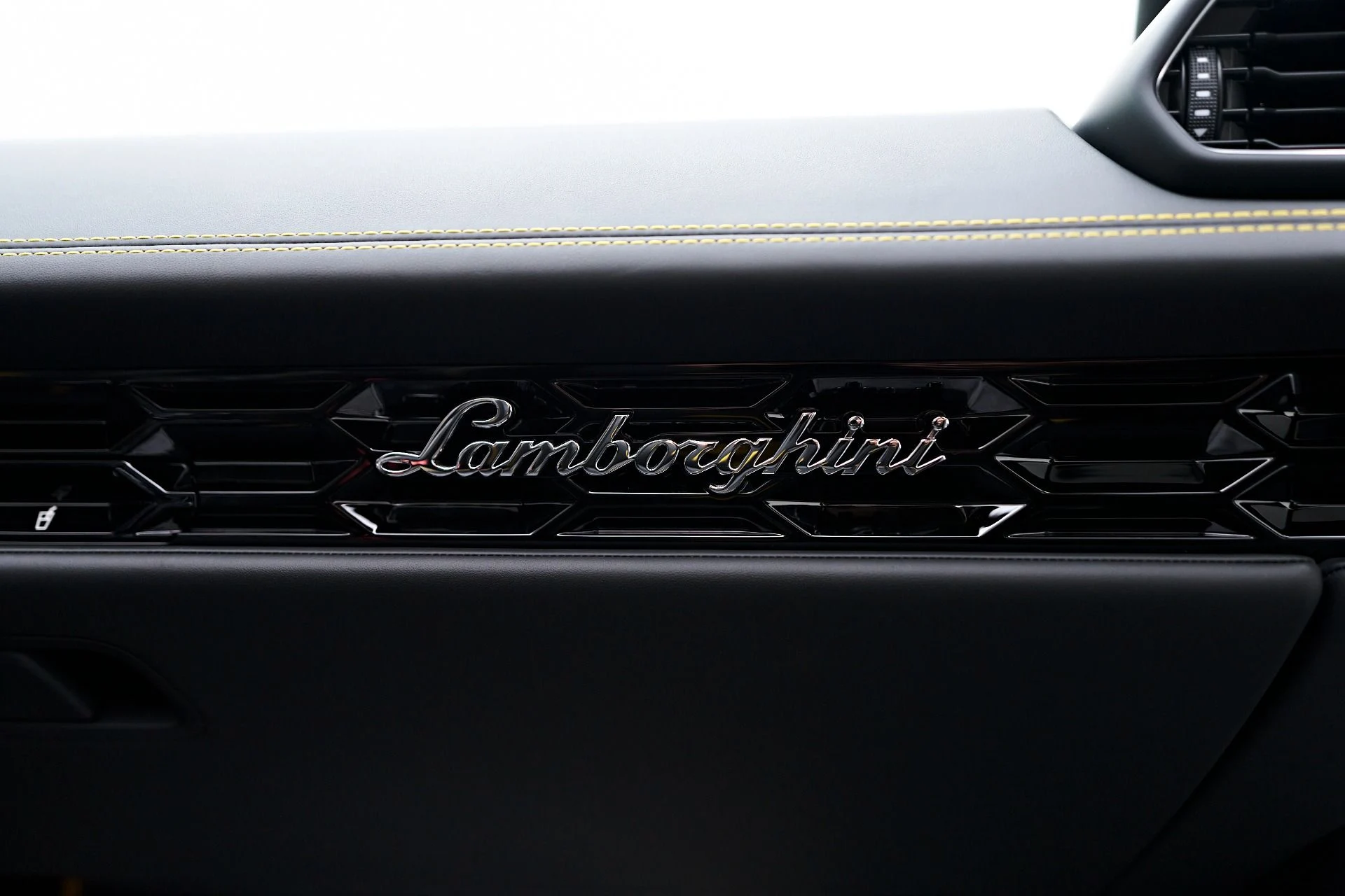 mph050_4269688579_Used_2021_Lamborghini_Huracan_EVO_Base_1754524536_7f851c4d44