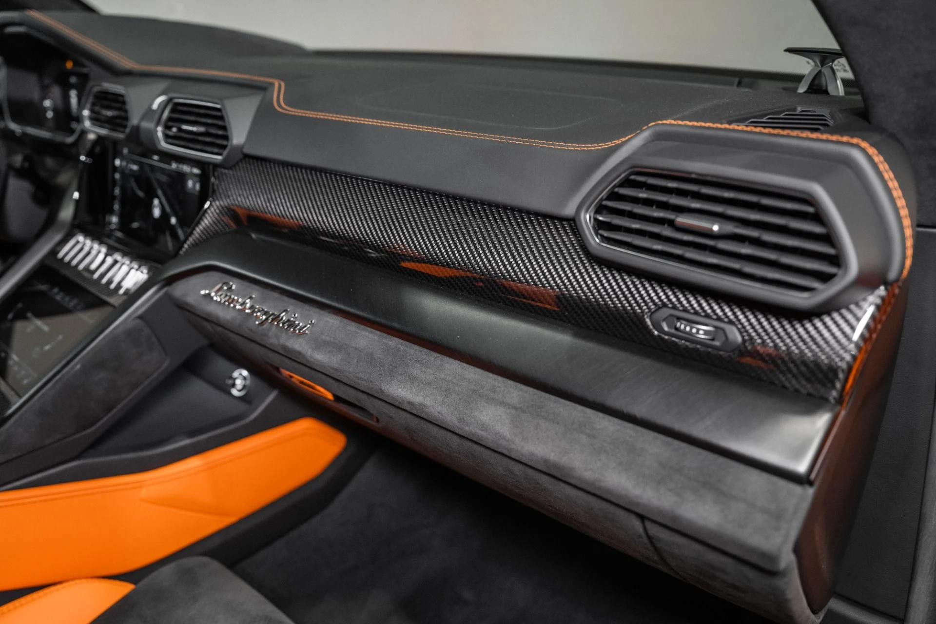 mph050_498150002_Used_2022_Lamborghini_Urus_Pearl_Capsule_1773410025_e4d0652076