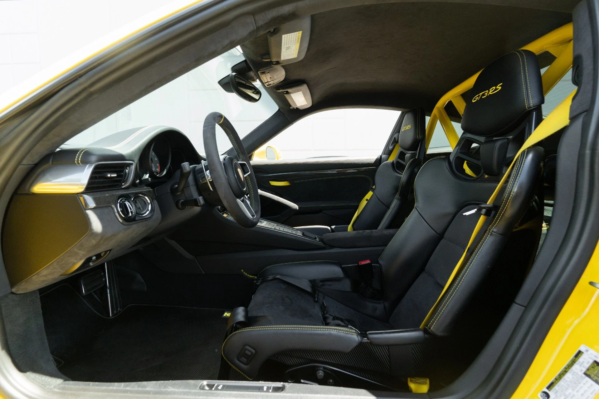 mph050_50227346_Used_2016_Porsche_911_GT_3_RS_1759258401_5dcba3be95