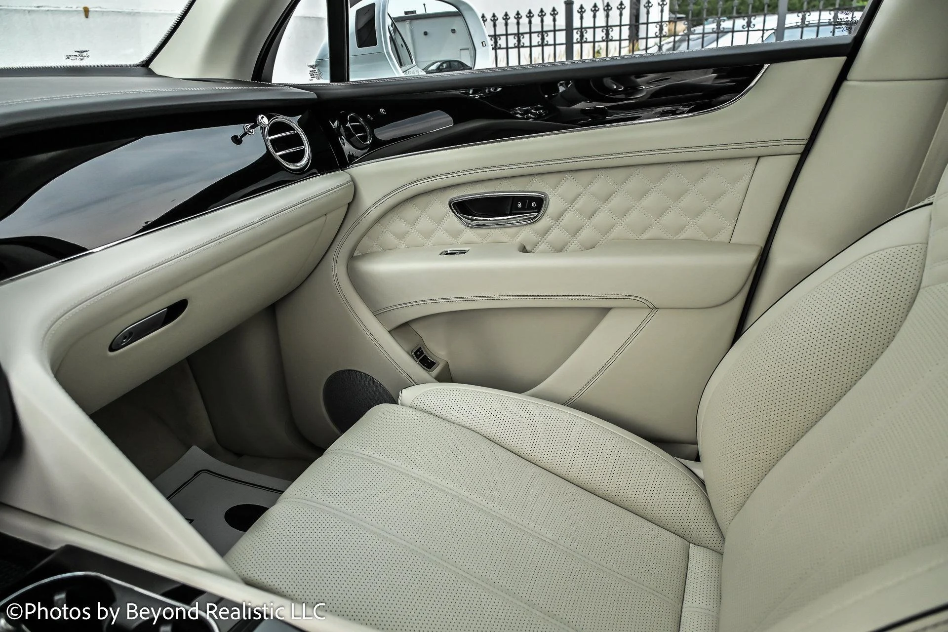 mph050_572696676_Used_2022_Bentley_Bentayga_V8_Mulliner_Driving_Specification_1755763456_69631cff71