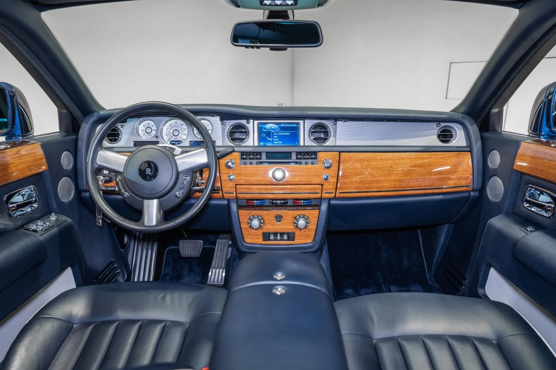 mph050_602544574_Used_2011_Rolls_Royce_Phantom_1782236449_20c828de23