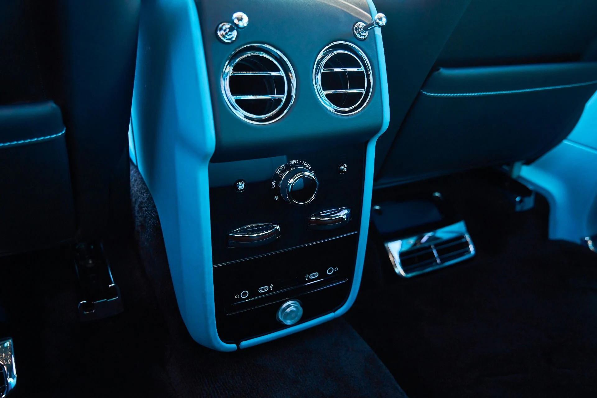 mph050_958431127_Used_2025_Rolls_Royce_Cullinan_Base_1767668863_4c1167a2f4