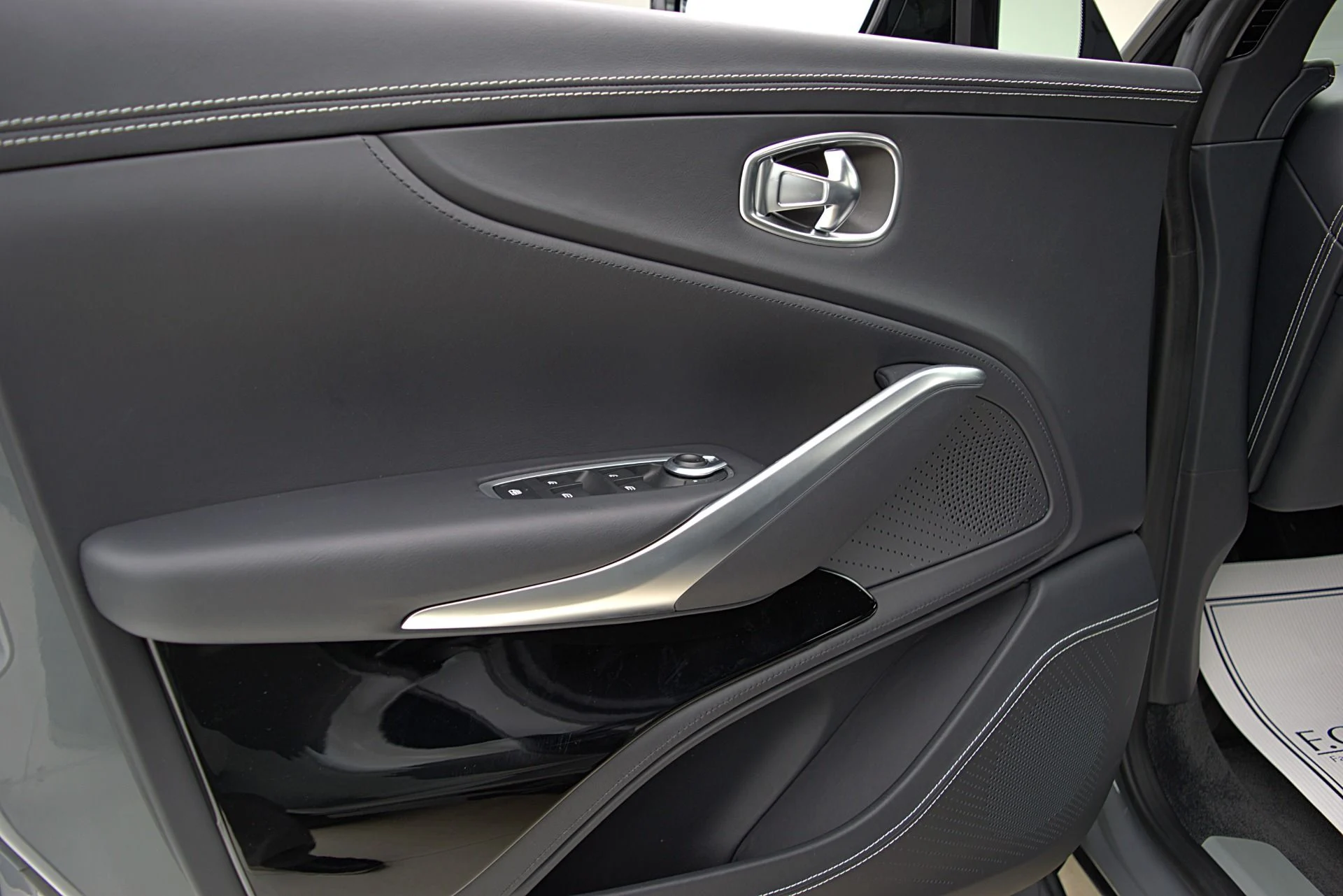 mph051_1059394792_Used_2023_Aston_Martin_DBX_707_c052480313