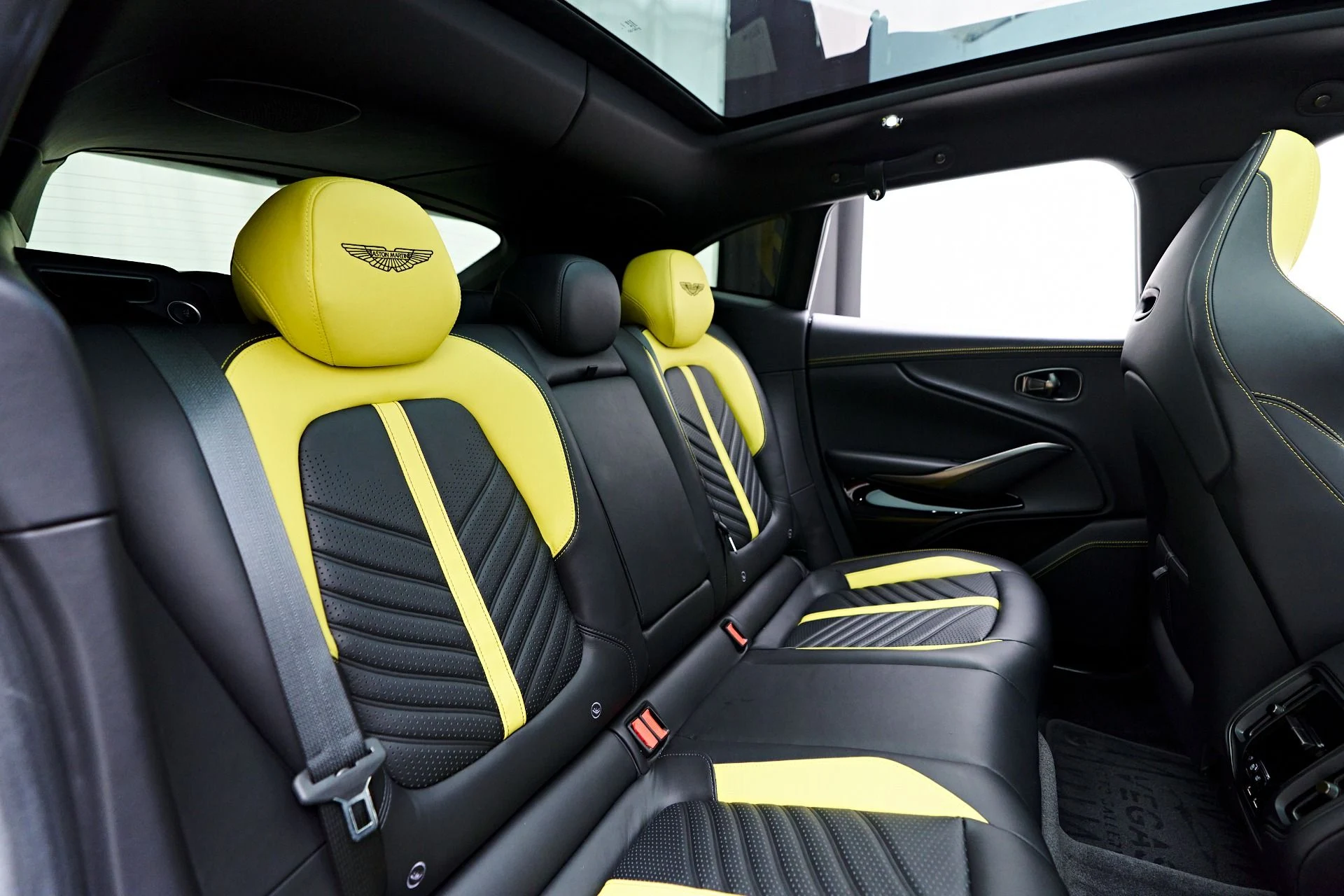 mph051_1060792966_Used_2024_Aston_Martin_DBX_707_1753235896_98f062992d