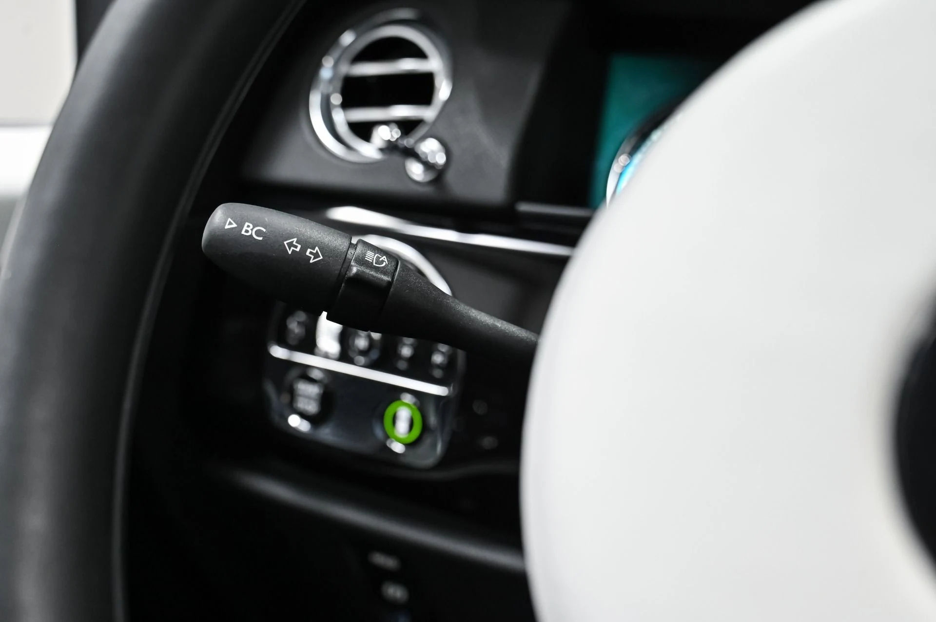 mph051_1124777346_Used_2019_Rolls_Royce_Cullinan_1761408905_c38f229366