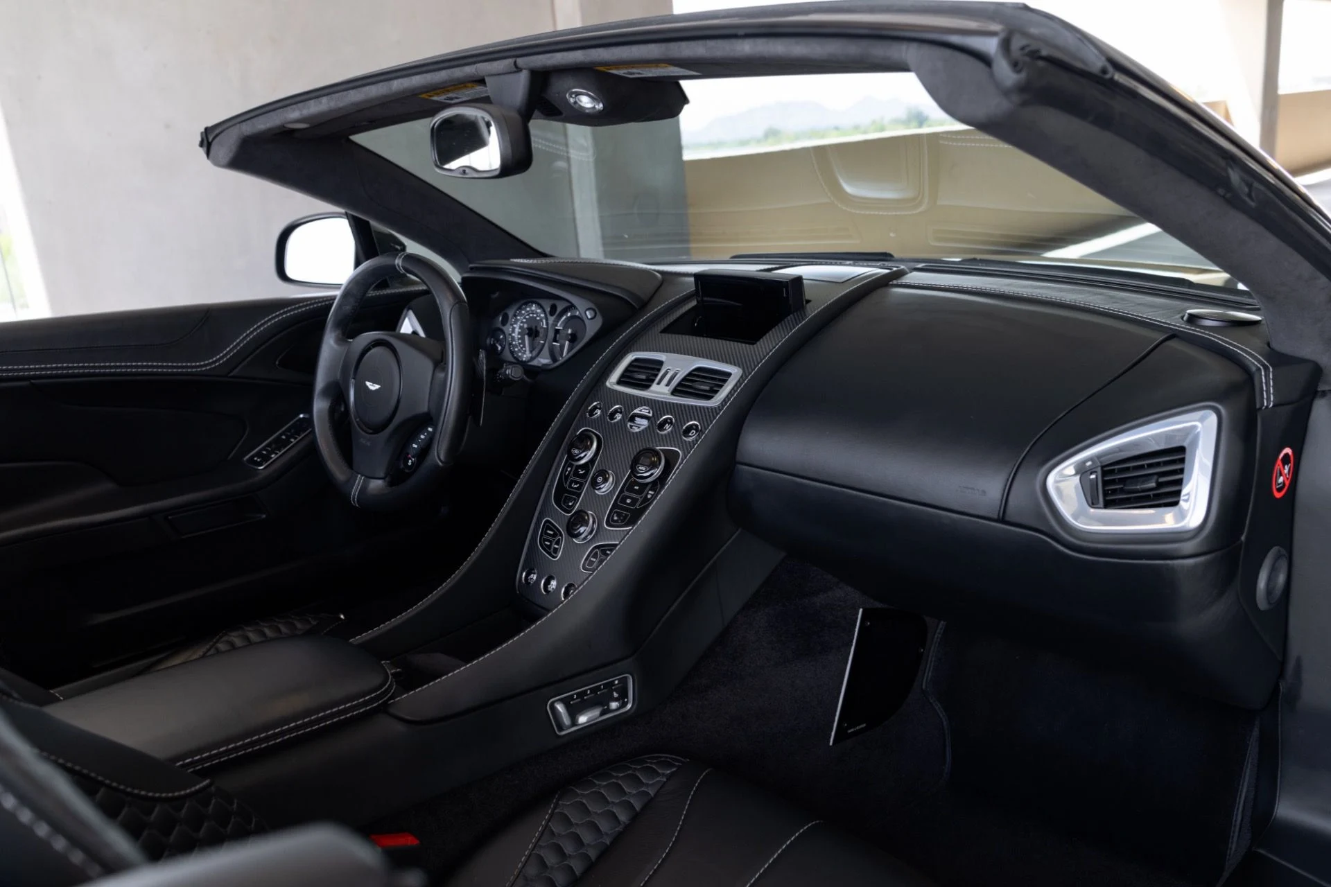 mph051_1168799980_Used_2015_Aston_Martin_Vanquish_Volante_1776978035_a7754e211b