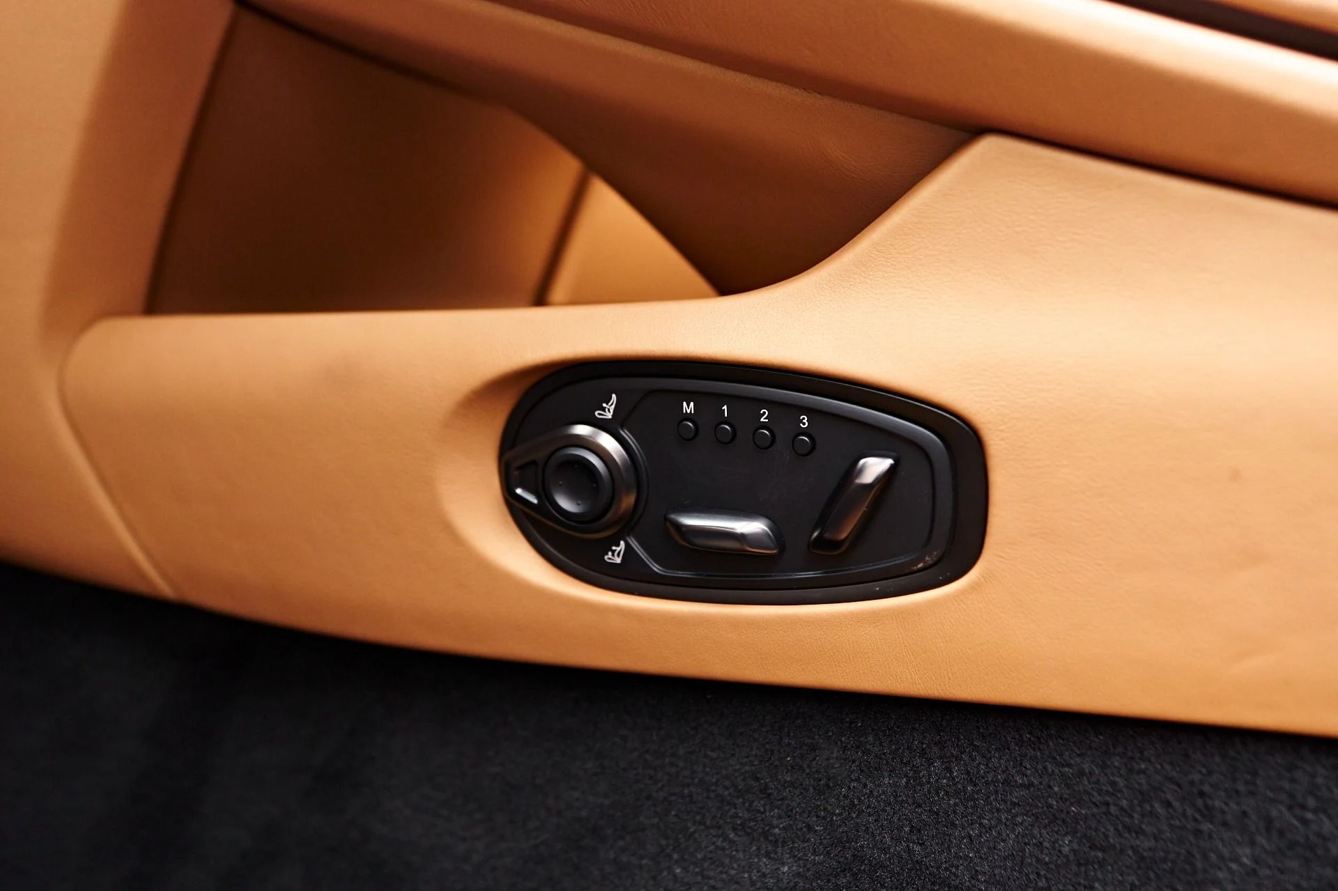 mph051_1168990540_Used_2024_Aston_Martin_DB_12_Volante_1731606794_8eb5e45cdb