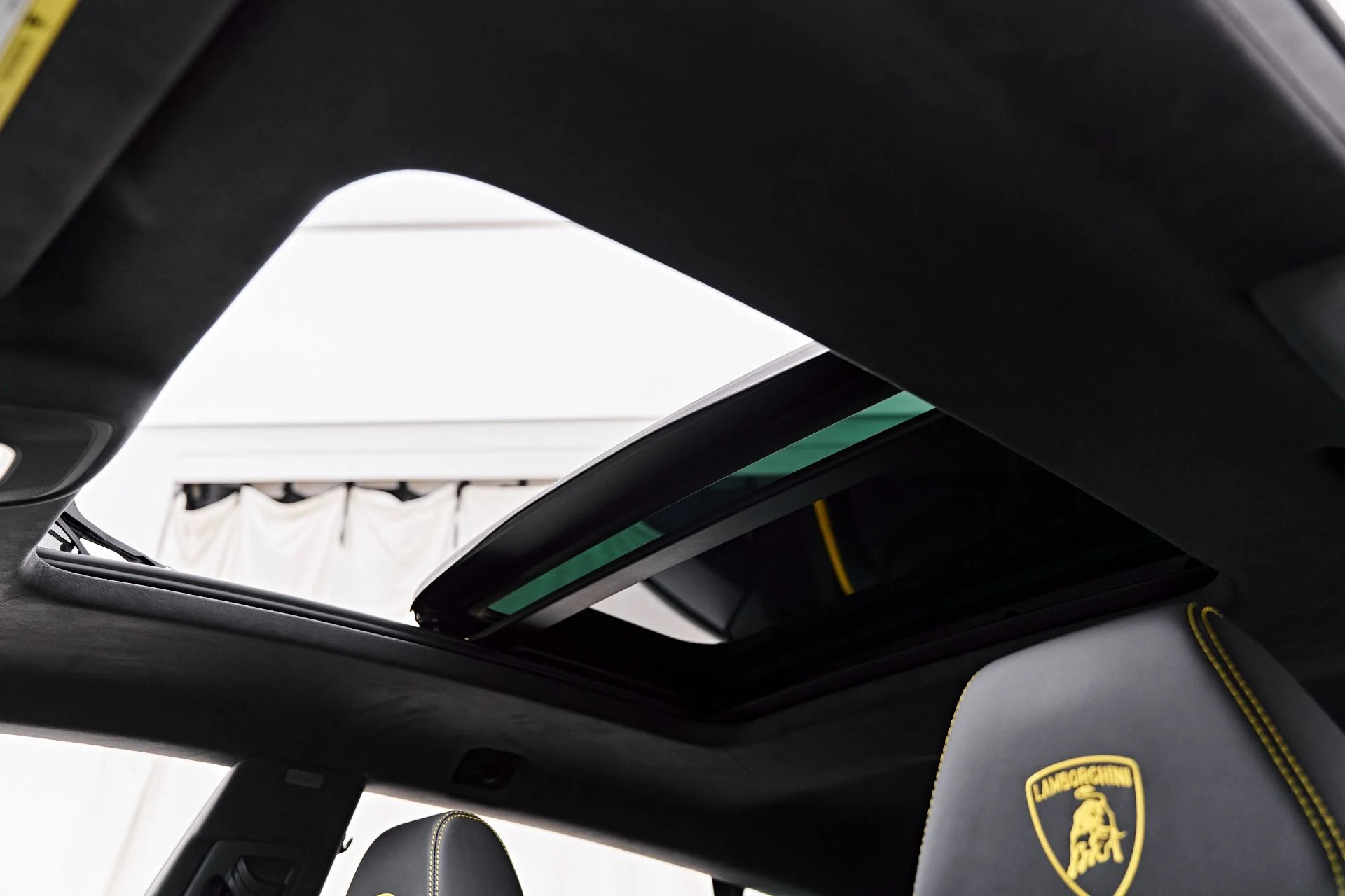 mph051_1171429309_Used_2025_Lamborghini_Urus_SE_1788049931_f7ffa99991