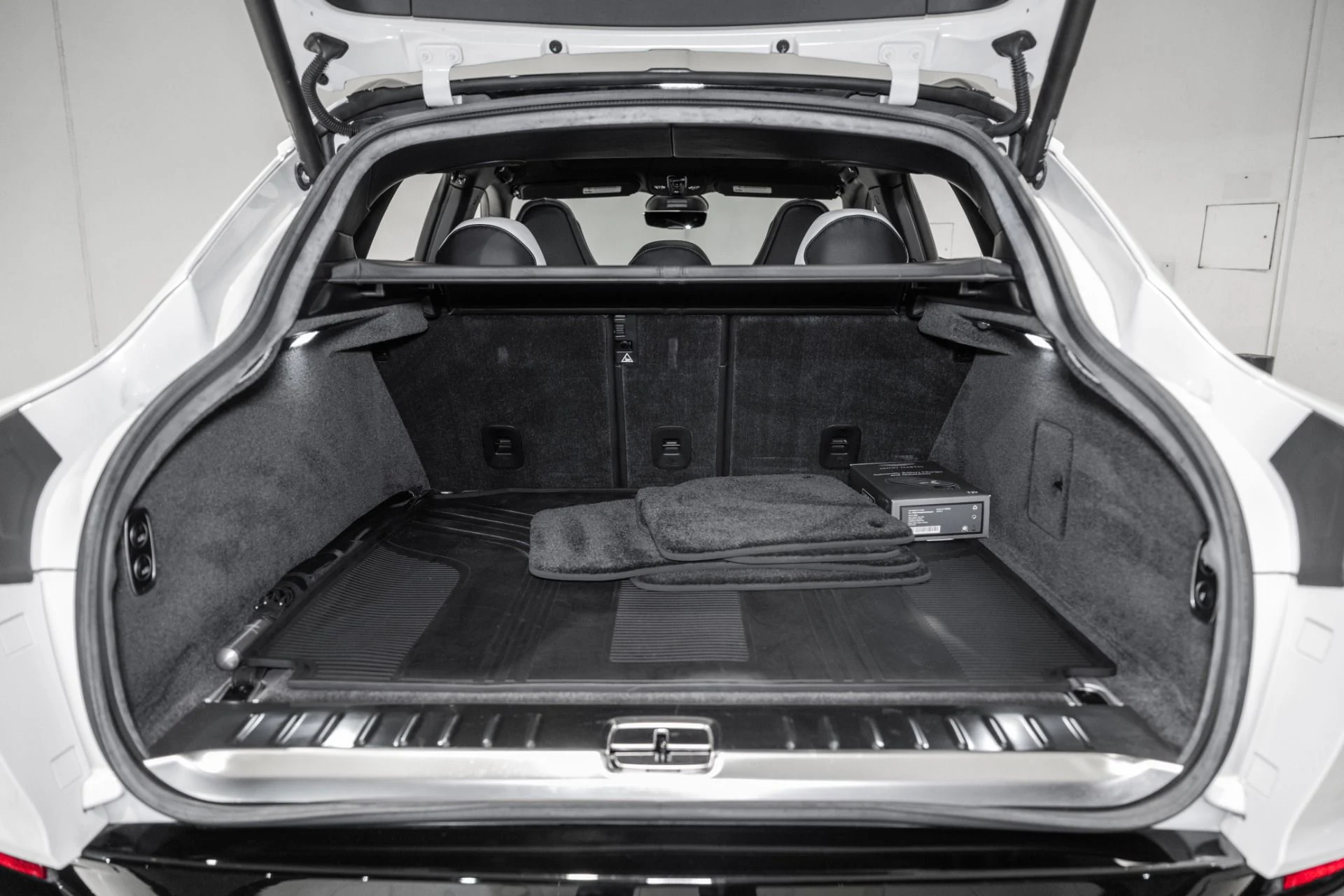 mph051_1175740643_Used_2023_Aston_Martin_DBX_707_1761749500_2f1a2f751f