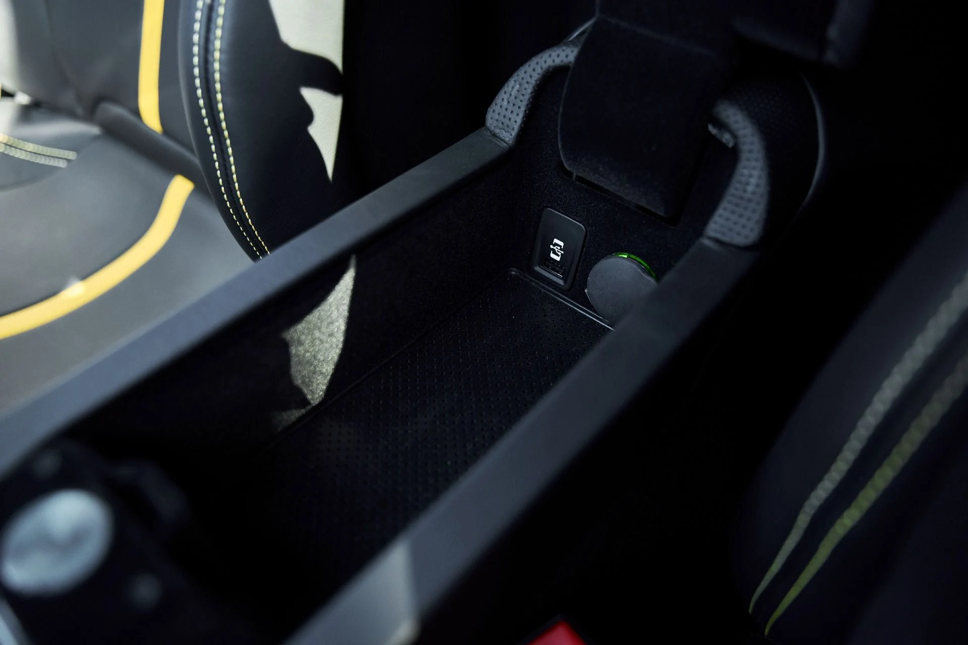 mph051_1208433702_Used_2023_Ferrari_SF_90_Stradale_1769909082_75e3024a95