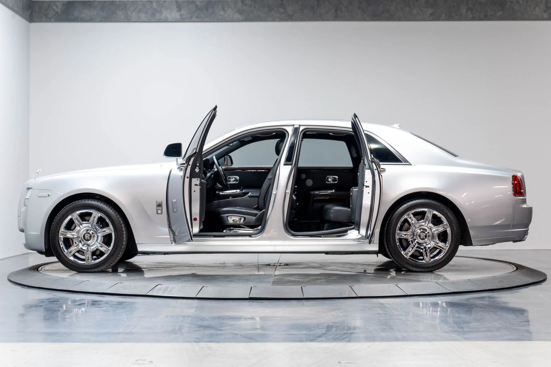 mph051_1211439045_Used_2012_Rolls_Royce_Ghost_1778014944_a5ffe2cbd9