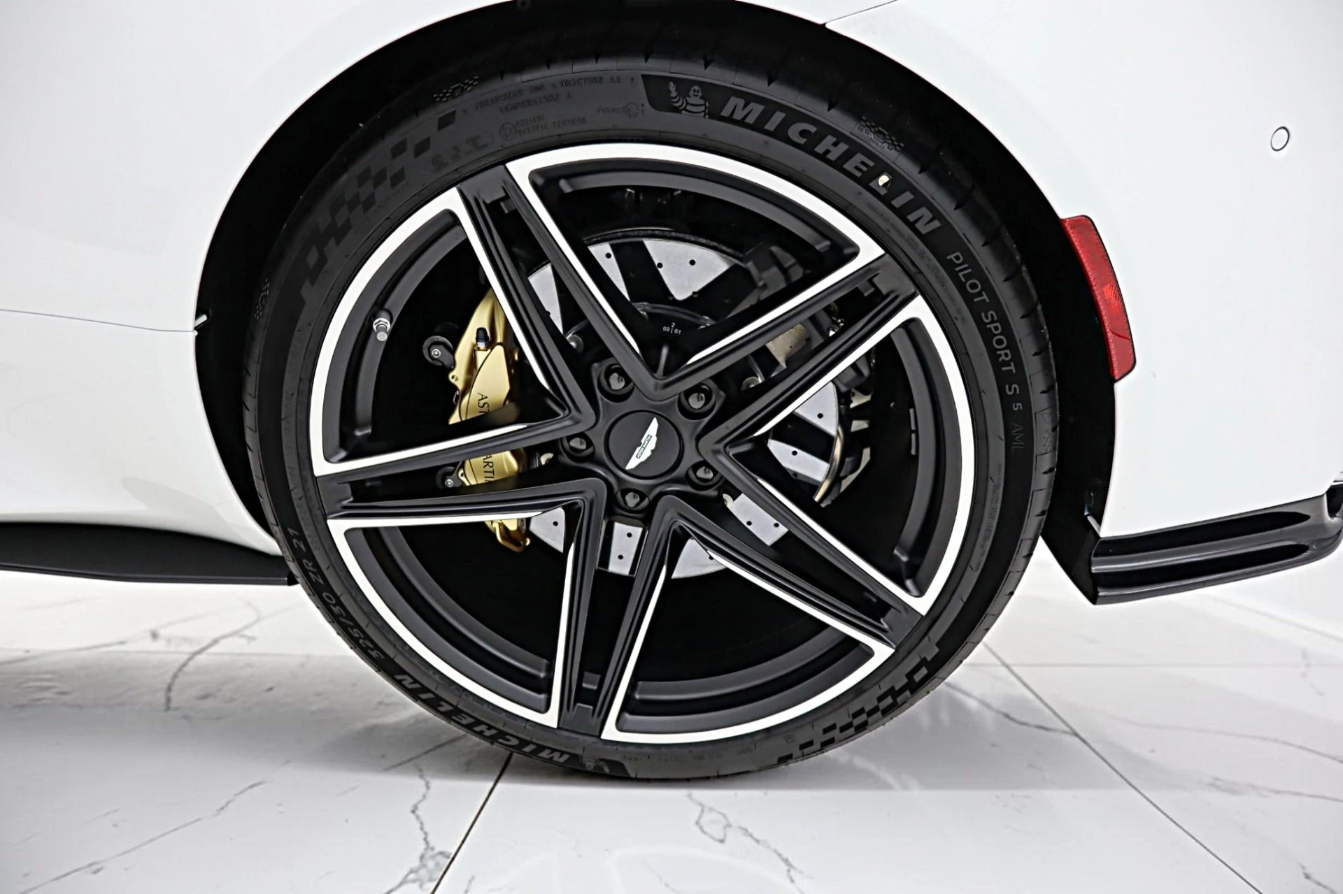 mph051_1238620474_New_2026_Aston_Martin_DB_12_S_Volante_b692b7c2ec