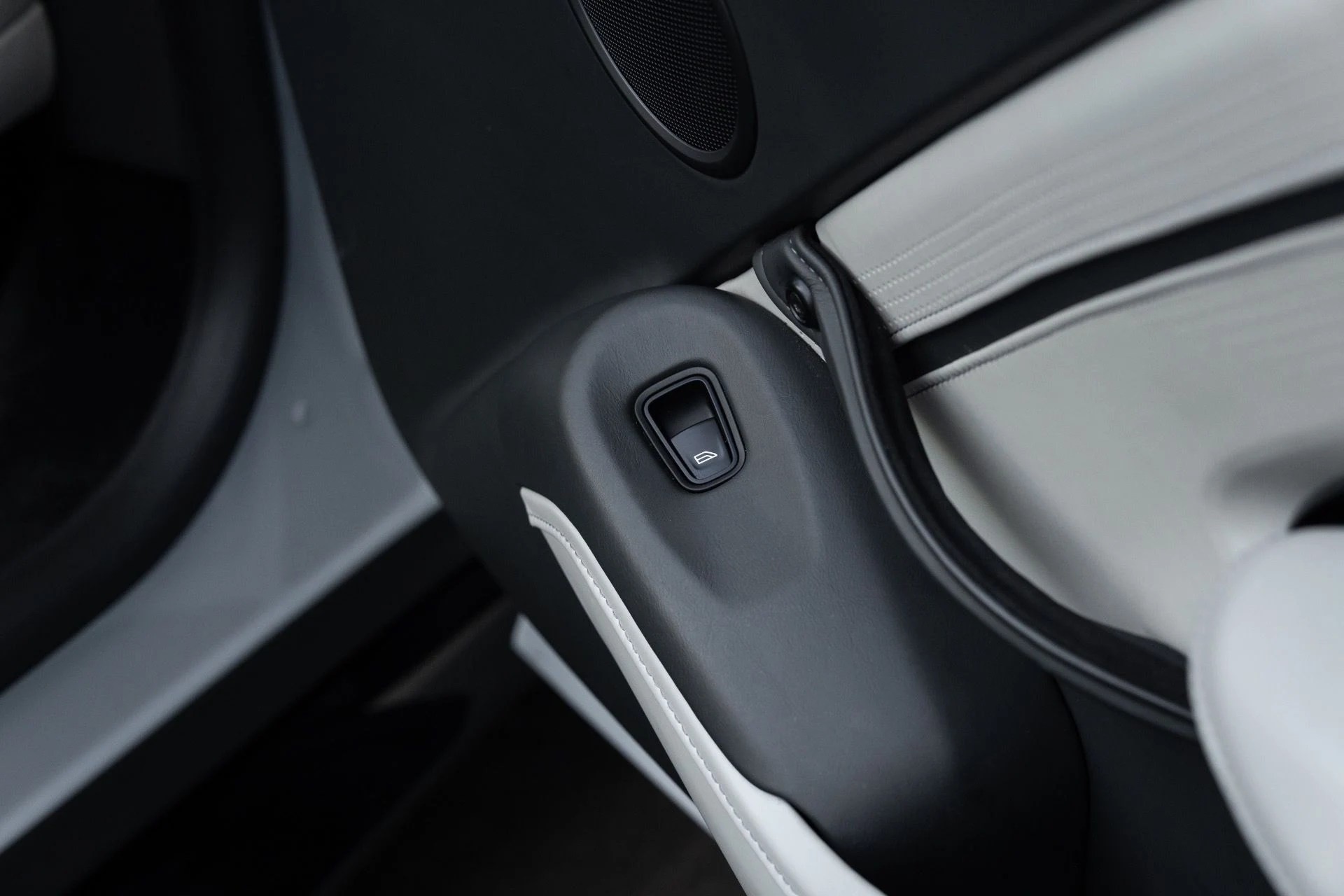 mph051_1299138560_Used_2023_Aston_Martin_Vantage_V8_1773336980_ab31340a28