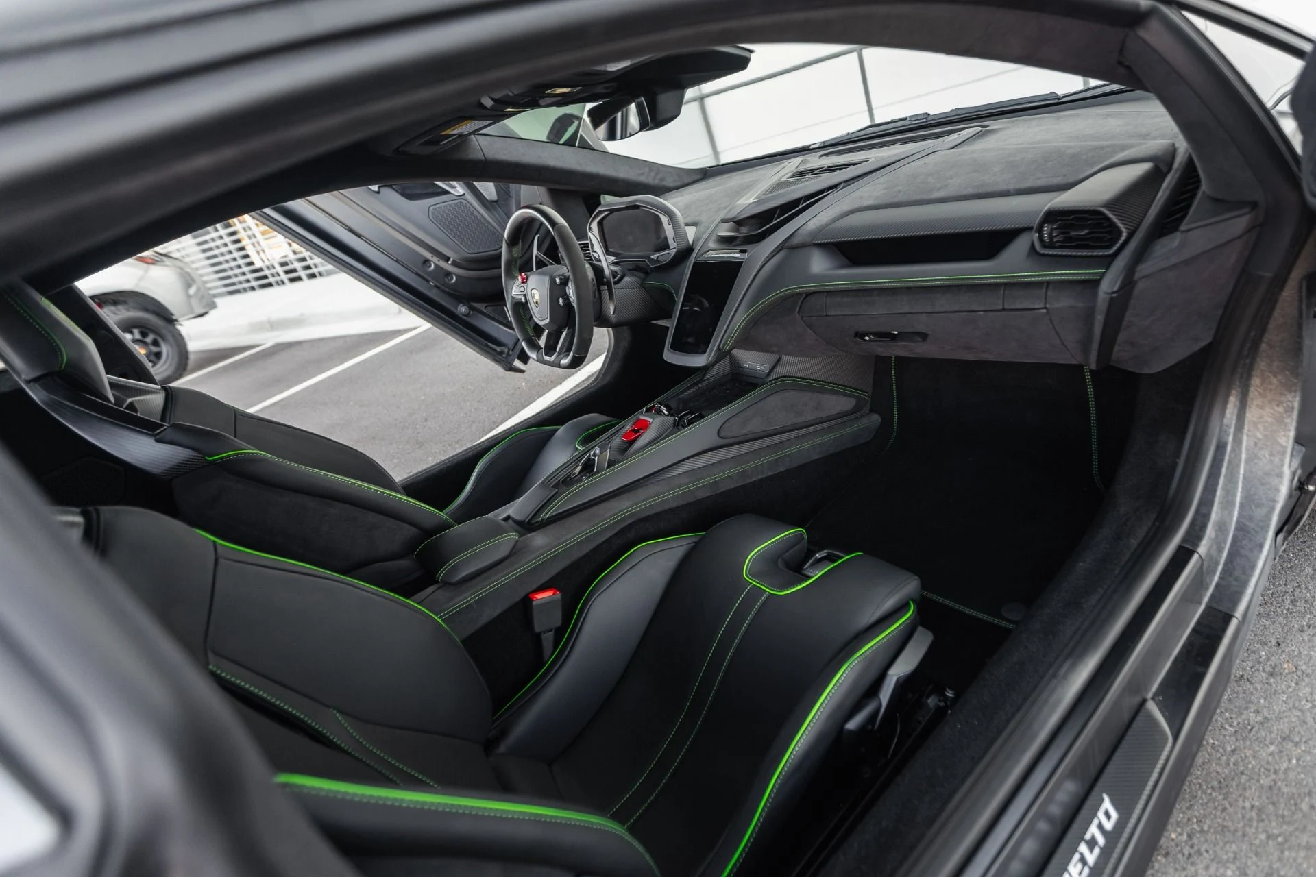 mph051_1315131722_Used_2025_Lamborghini_Revuelto_1791313102_9892487d78