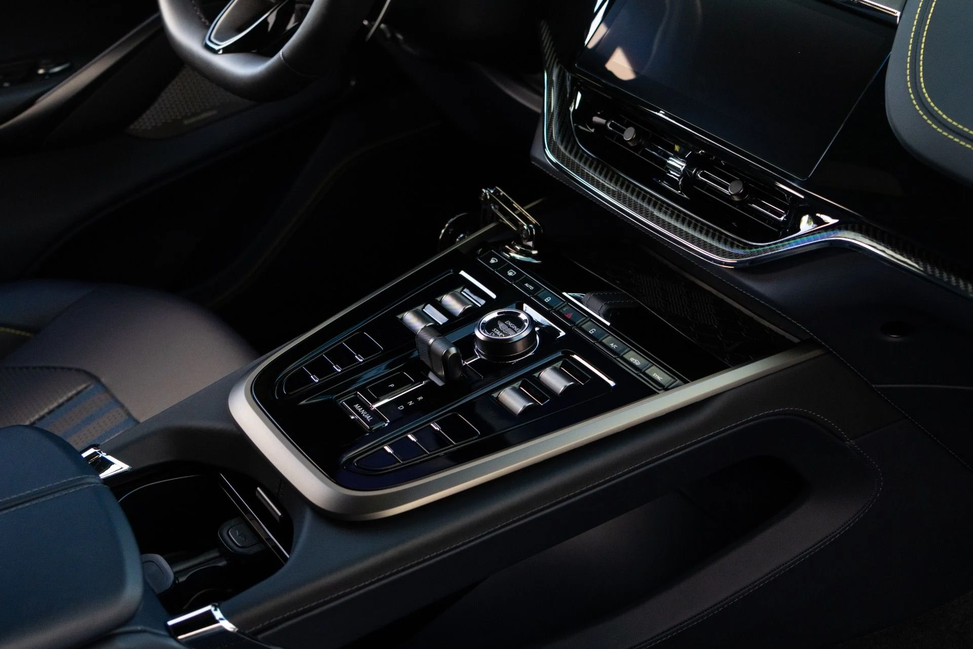 mph051_1374023052_Used_2025_Aston_Martin_DBX_707_1764700714_0fda4a0901