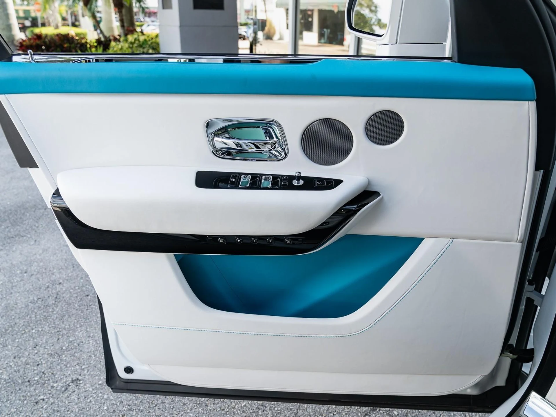 mph051_145695171_Used_2023_Rolls_Royce_Cullinan_1761685704_e9b981e3e0