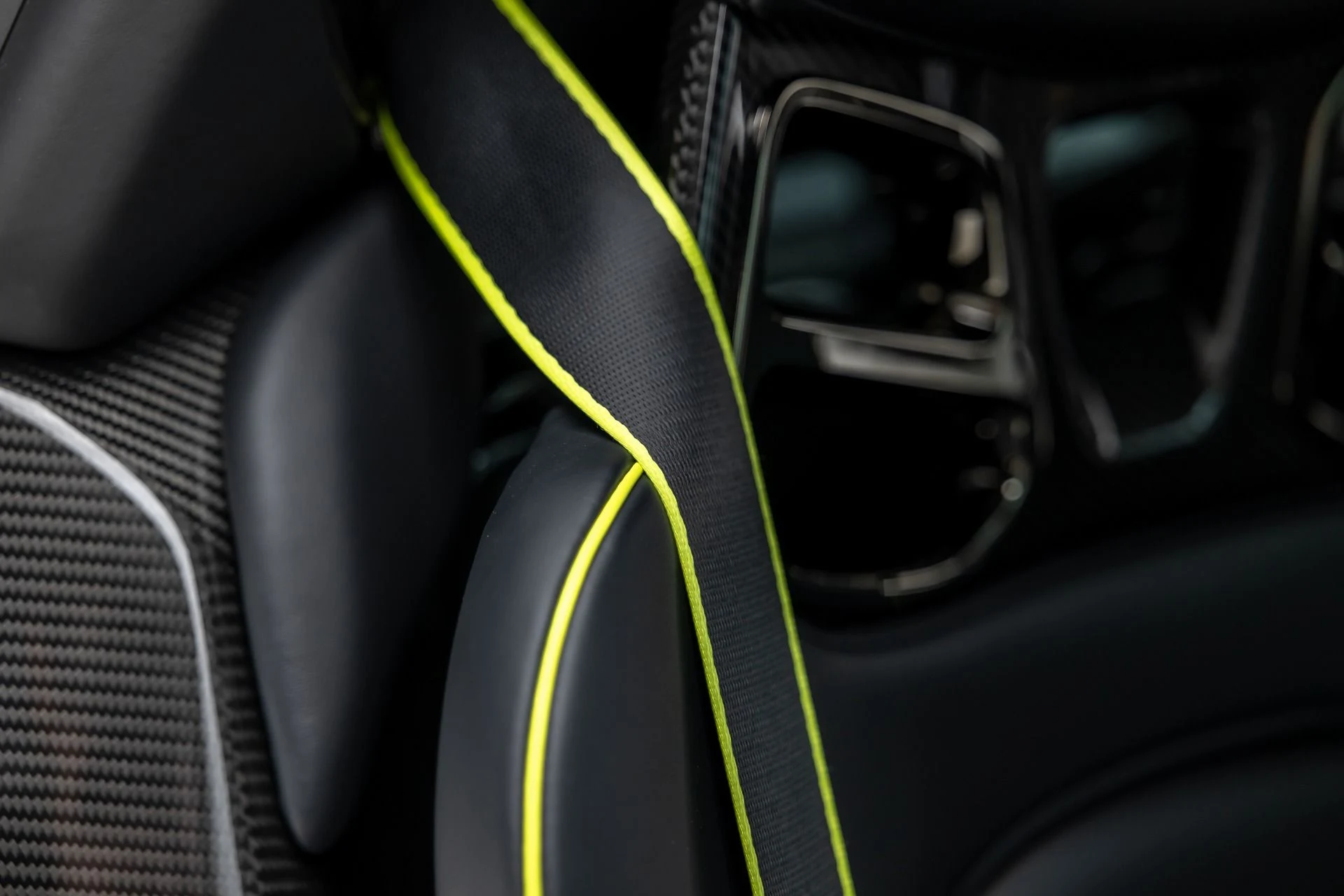 mph051_1507278477_Used_2015_Porsche_918_Spyder_1740676476_790e2d27ab