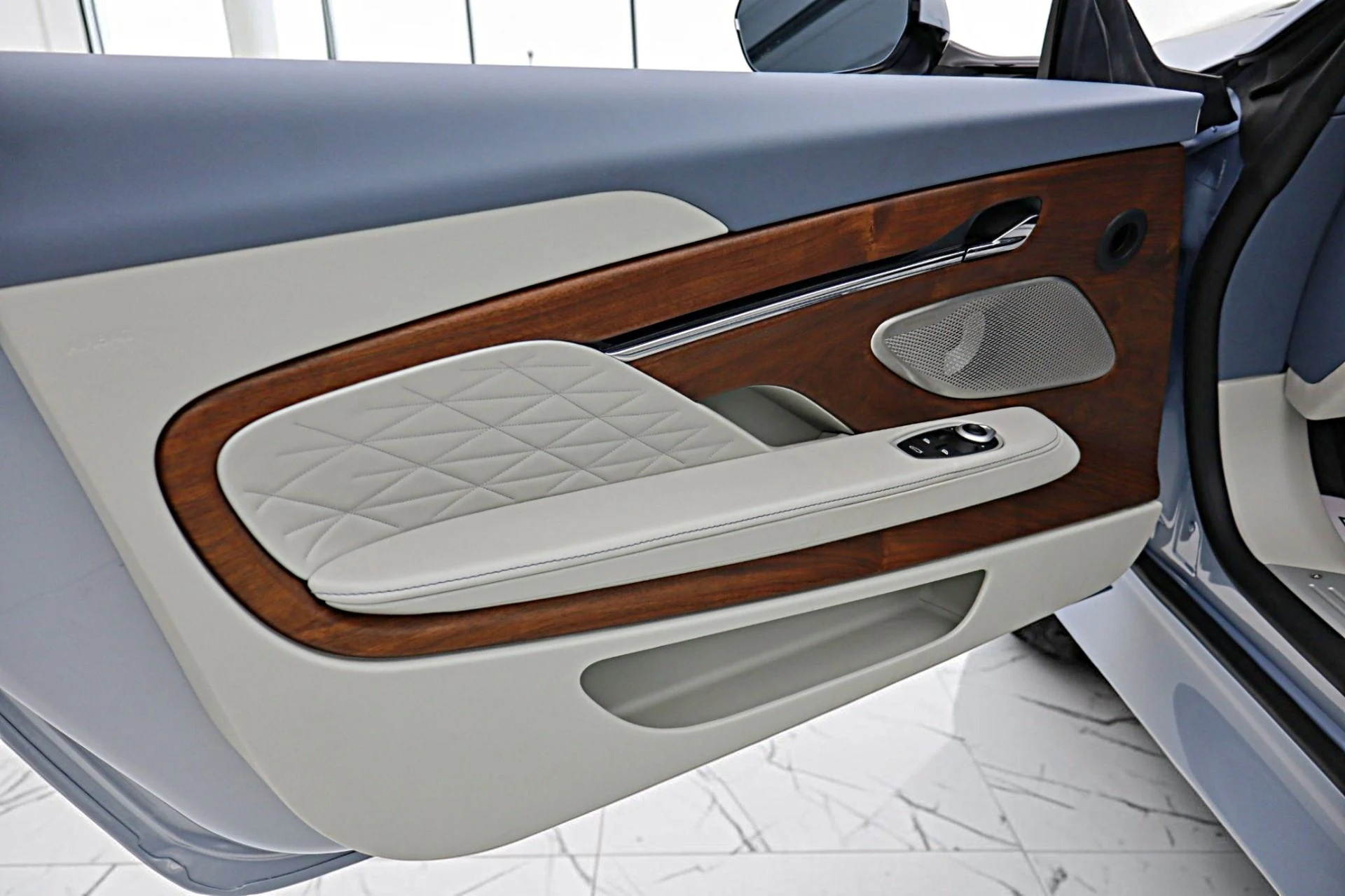 mph051_1602844215_New_2026_Aston_Martin_DB_12_Volante_608161ff83