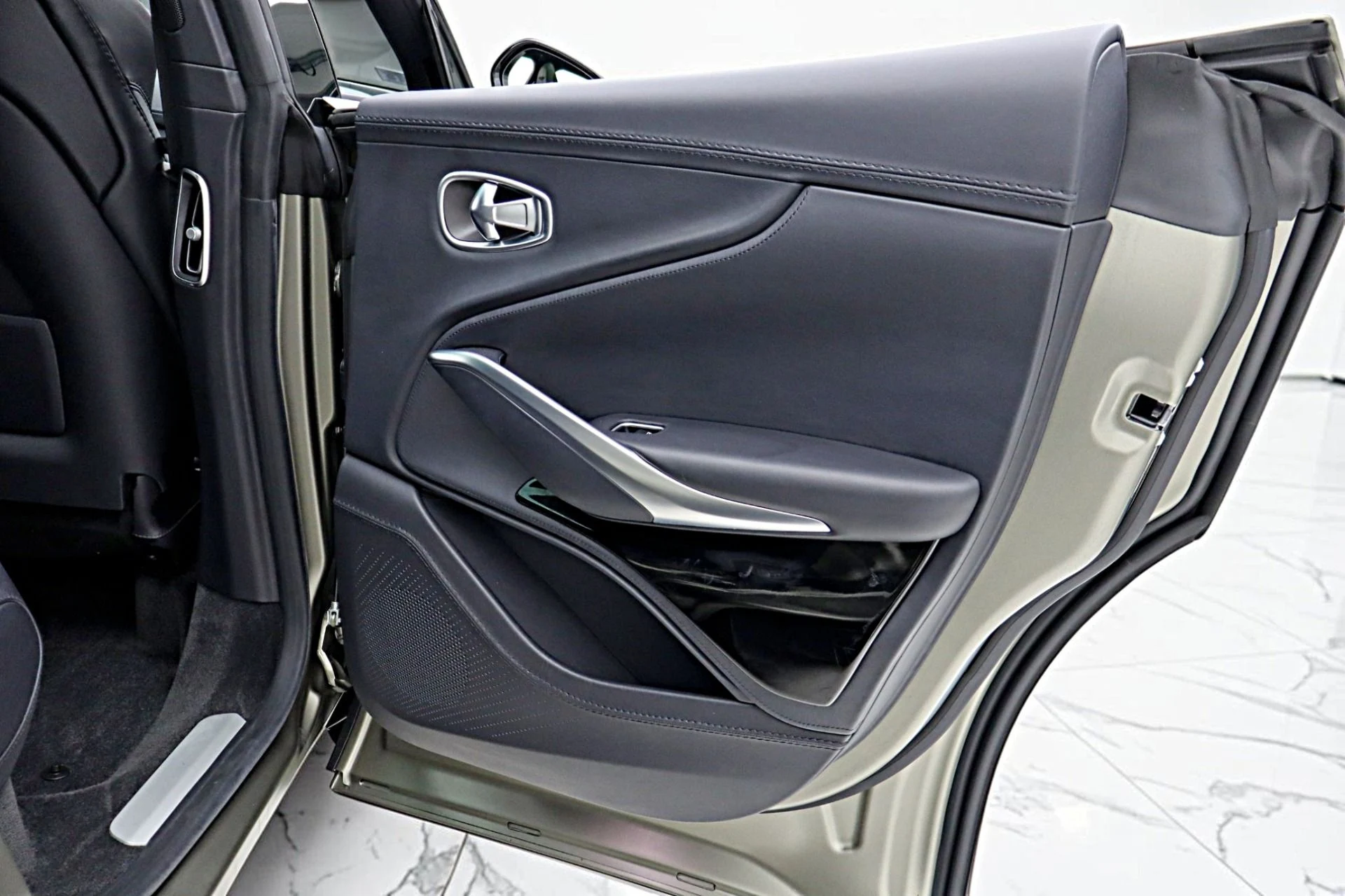 mph051_1615063368_Used_2023_Aston_Martin_DBX_707_54c8b1a905