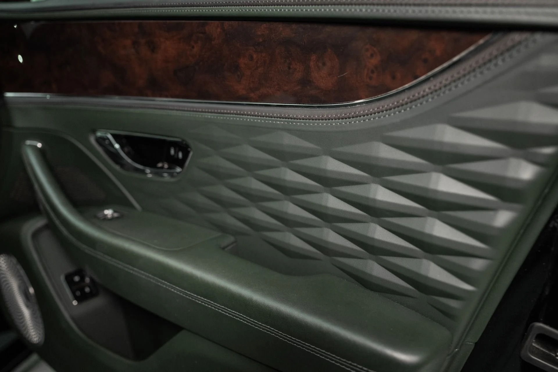 mph051_1809640120_Used_2022_Bentley_Flying_Spur_V8_1761057059_0279f24b0e