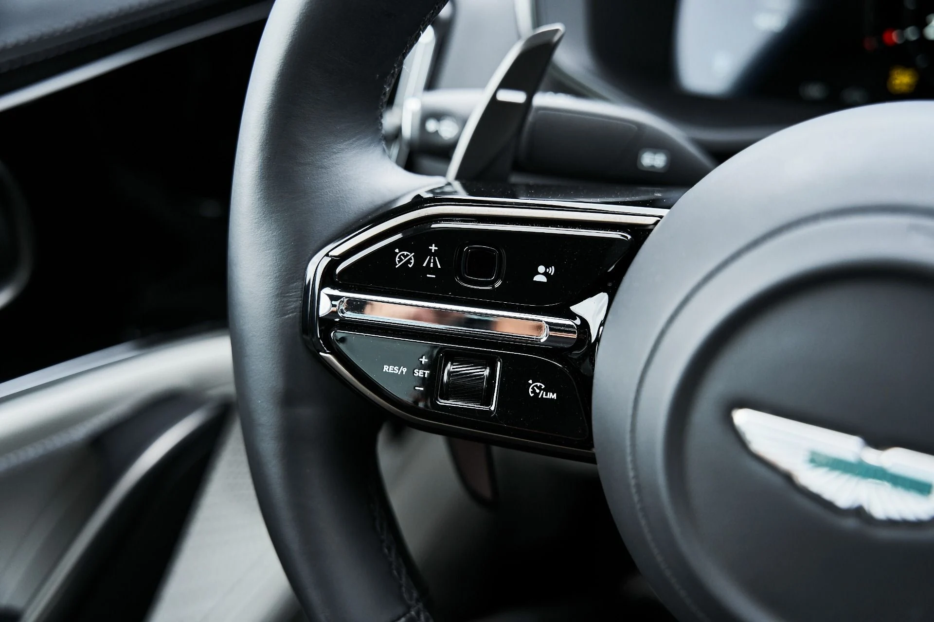 mph051_1822129400_Used_2025_Aston_Martin_DBX_707_1775008021_5188b97935