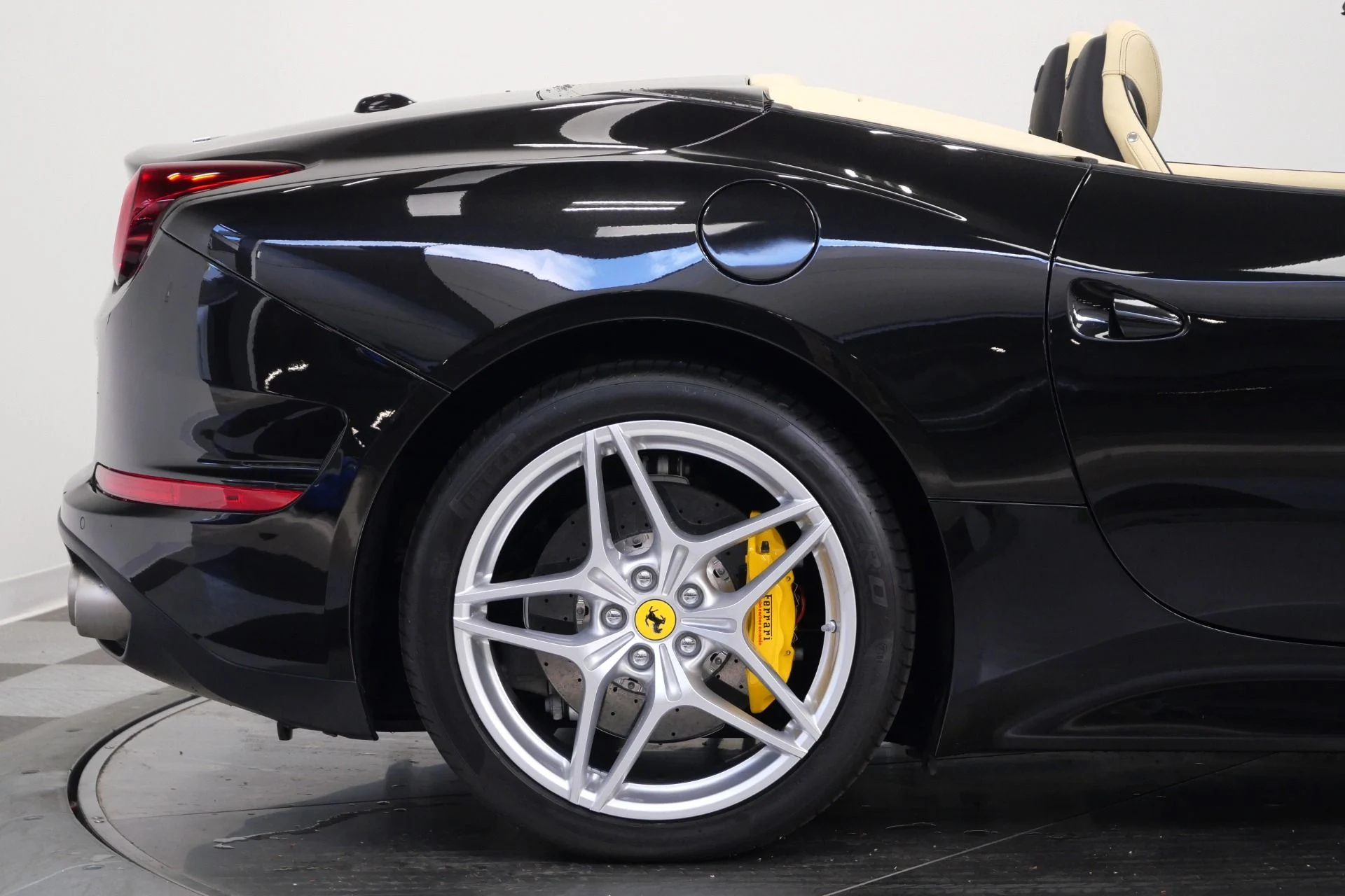 mph051_1944383940_Used_2015_Ferrari_California_T_Diamond_Quilted_Seats_Carbon_Fiber_Driving_Zone_1780071099_6a0a27f8f6