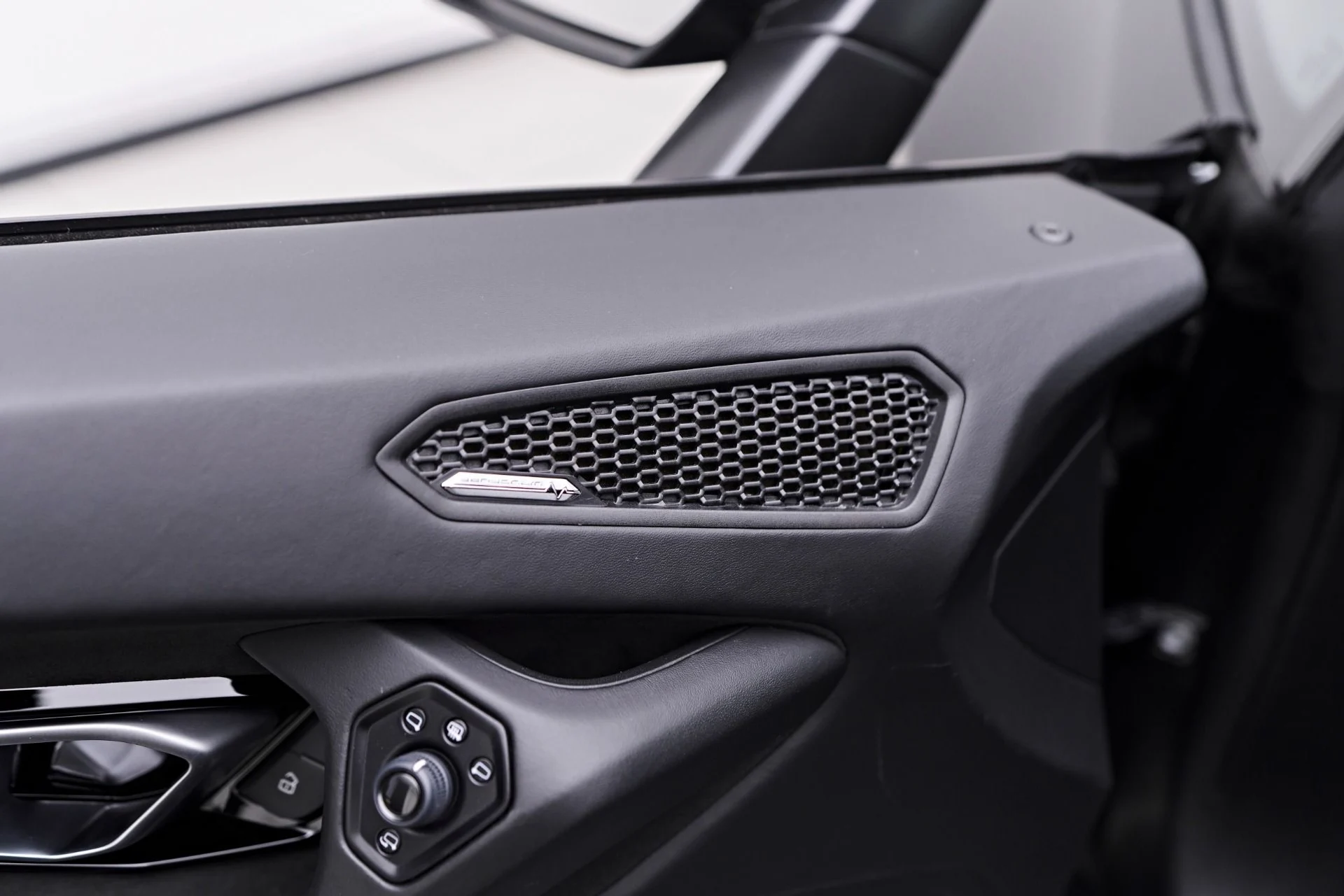 mph051_1973515796_Used_2021_Lamborghini_Huracan_EVO_Base_1758314690_055170f5e2