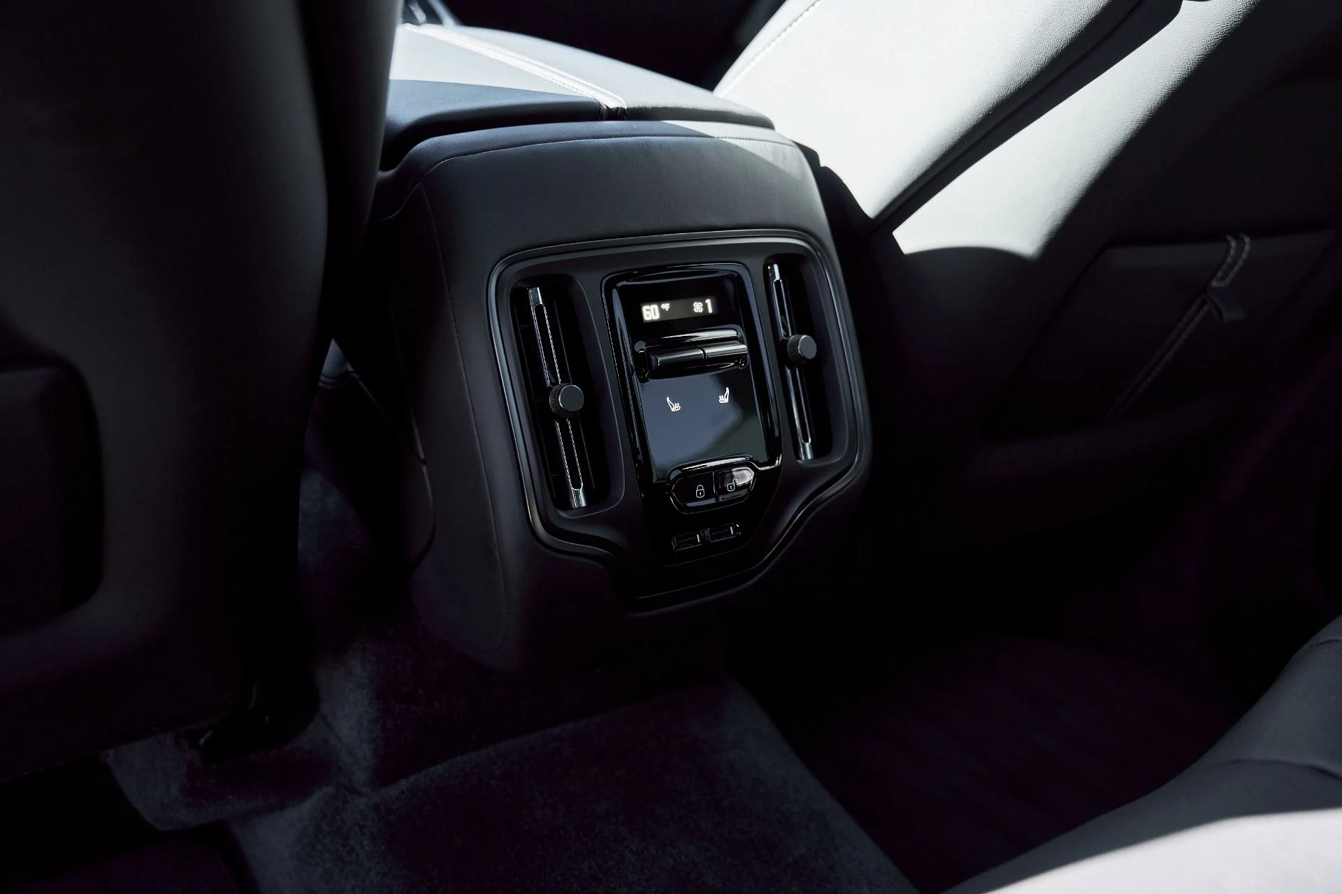 mph051_2136632841_Used_2025_Aston_Martin_DBX_707_1767063231_5170e7d811