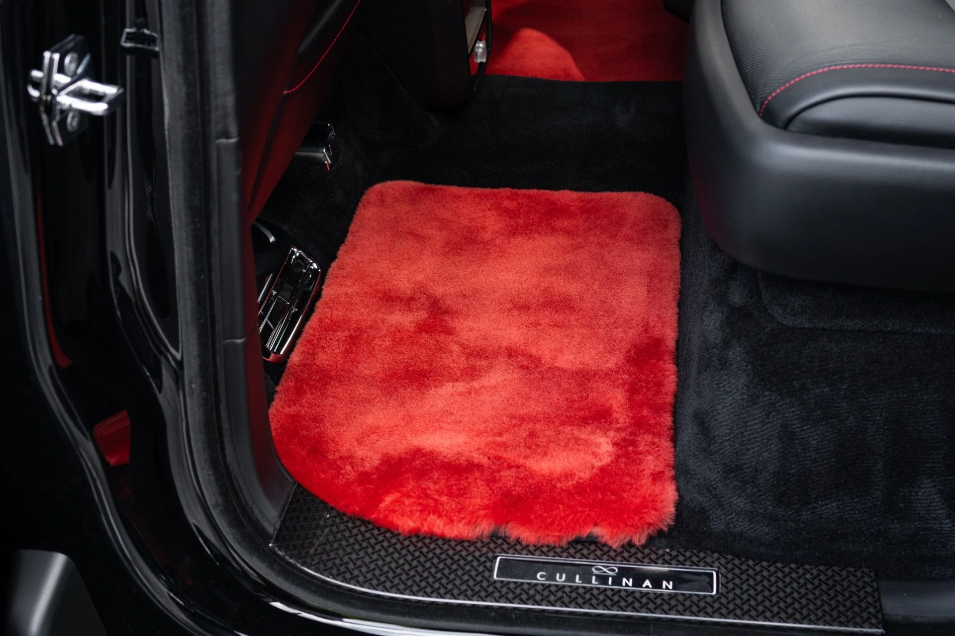 mph051_217375359_Used_2022_Rolls_Royce_Black_Badge_Cullinan_1776130970_ae76eb9d7e