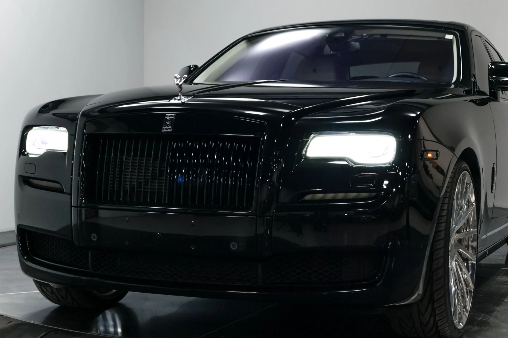 mph051_229300774_Used_2015_Rolls_Royce_Ghost_Base_1760537897_8527692d96