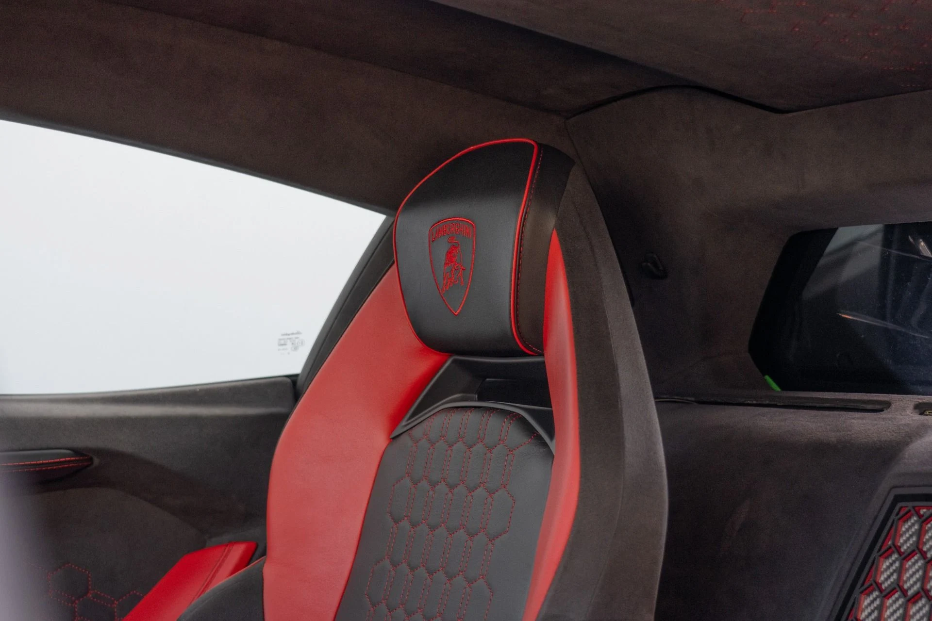 mph051_2388270654_Used_2024_Lamborghini_Revuelto_1759355869_1f57d69974