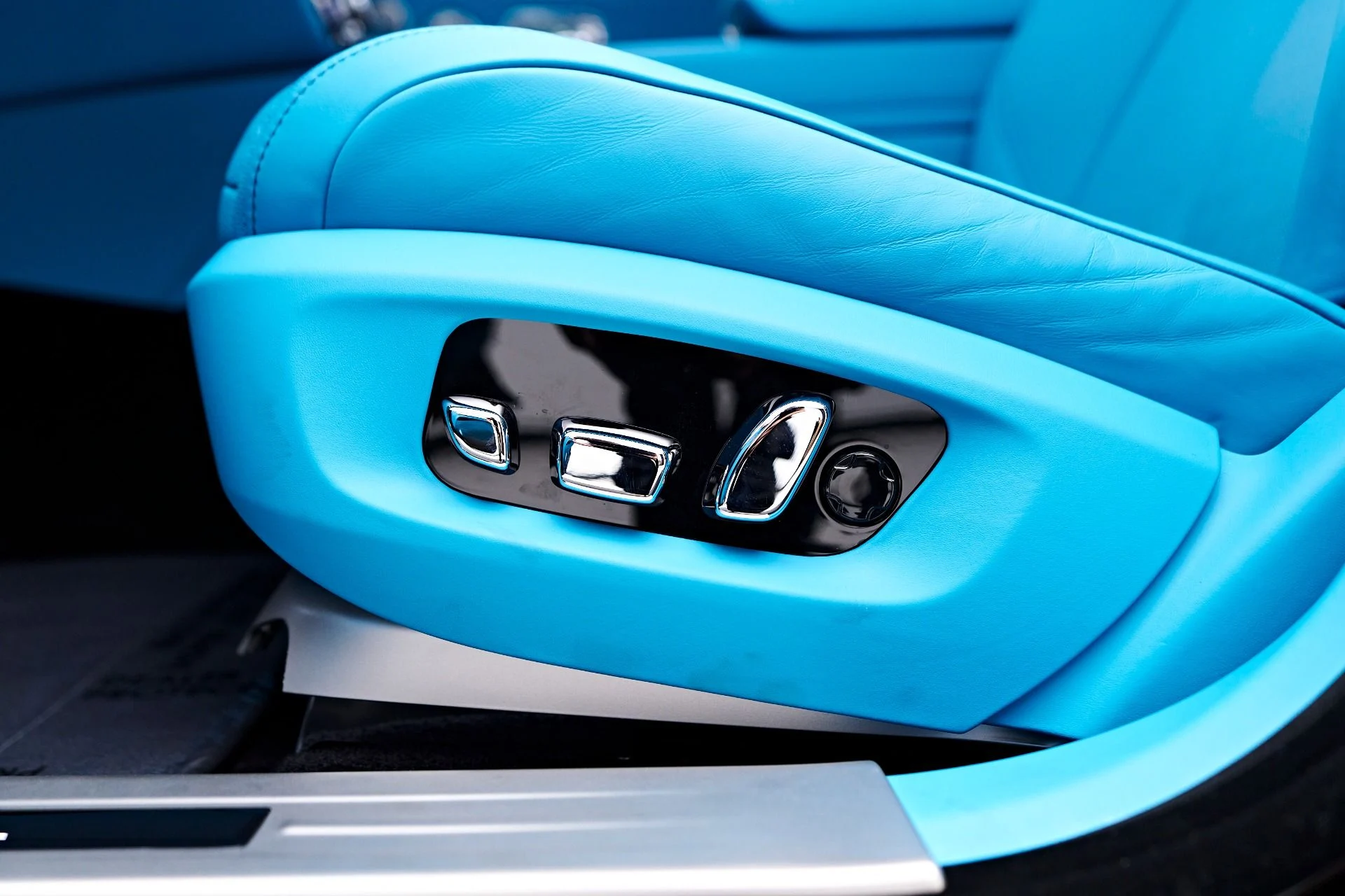 mph051_2473716977_Used_2024_Rolls_Royce_Ghost_Base_1755131984_039d05c4f5