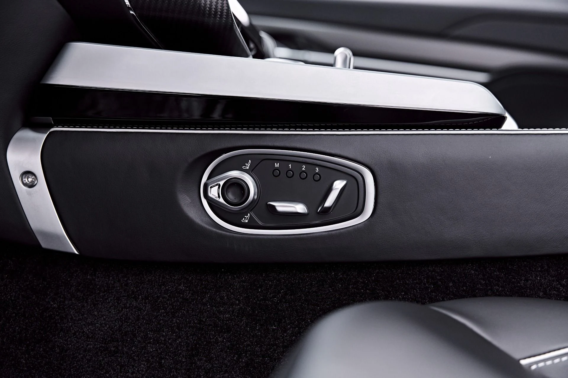 mph051_2512520396_Used_2025_Aston_Martin_Vanquish_V12_1786045856_23660c8b07