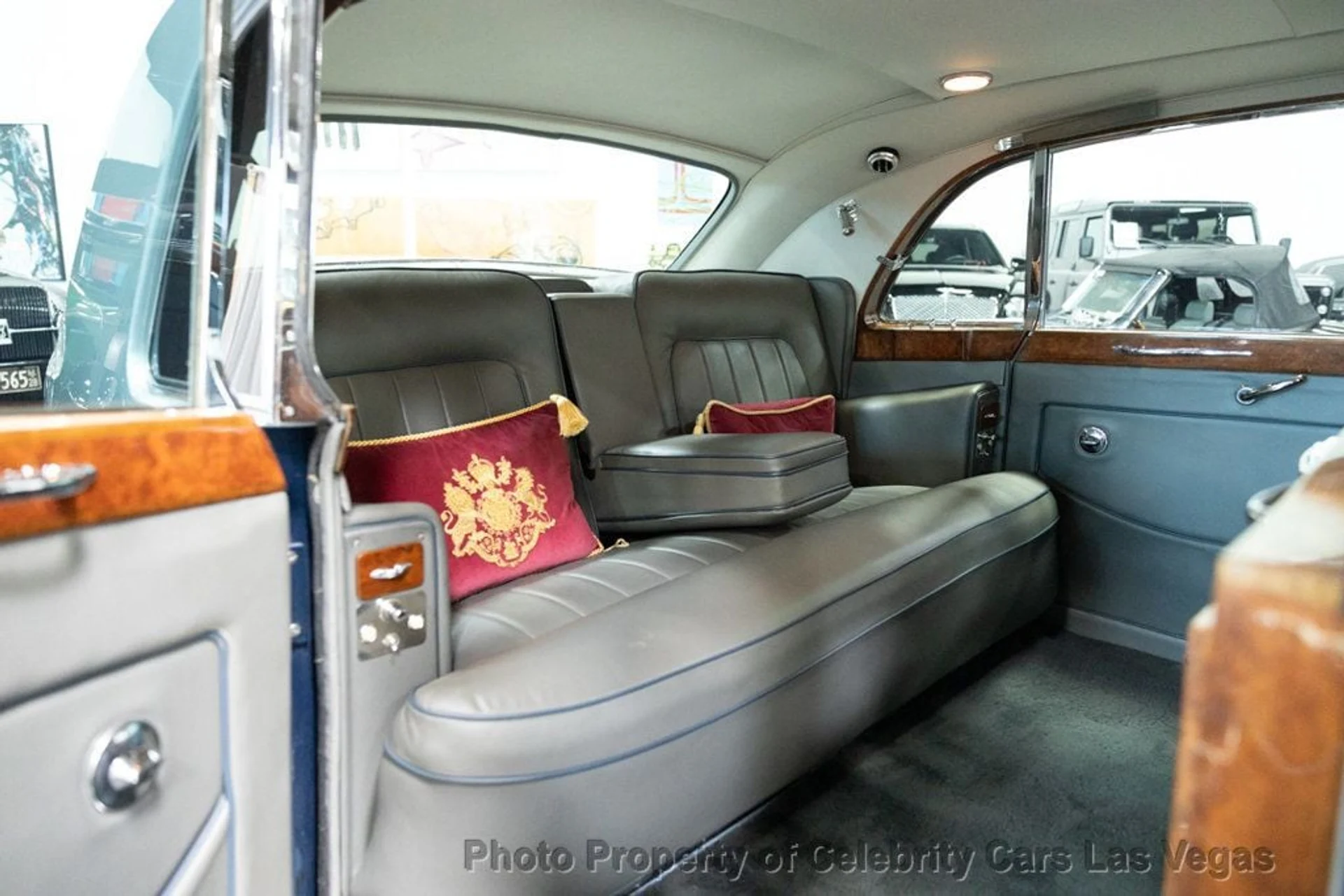 mph051_2680933857_used_1962_rolls_royce_phantom_v_phantomvlimousinebyjamesyoung_9707_22531997_52_1024_6b674e8963