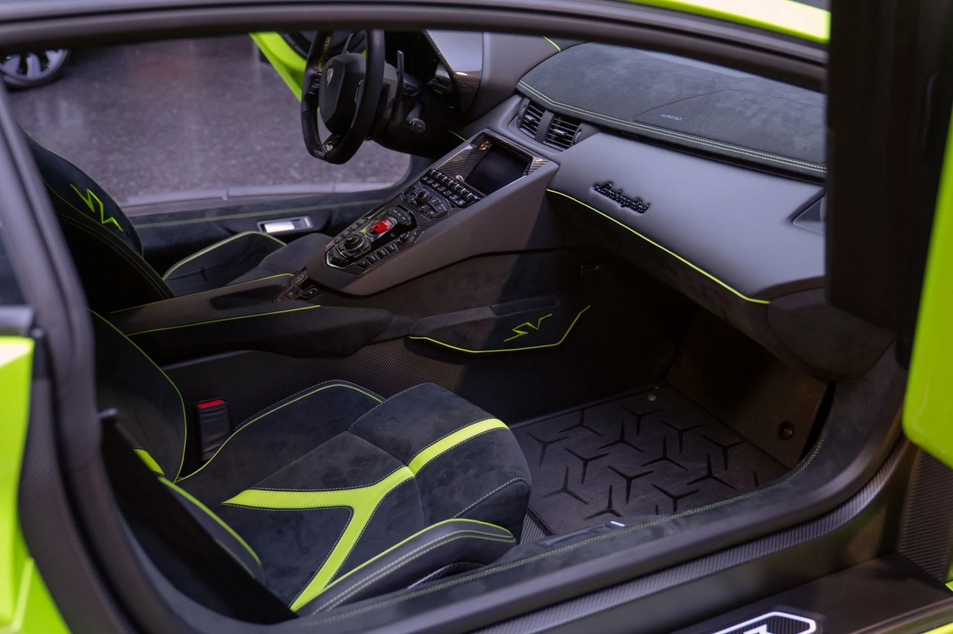 mph051_2757325818_Used_2016_Lamborghini_Aventador_LP_750_4_SV_1791299177_bd5e4cac3b