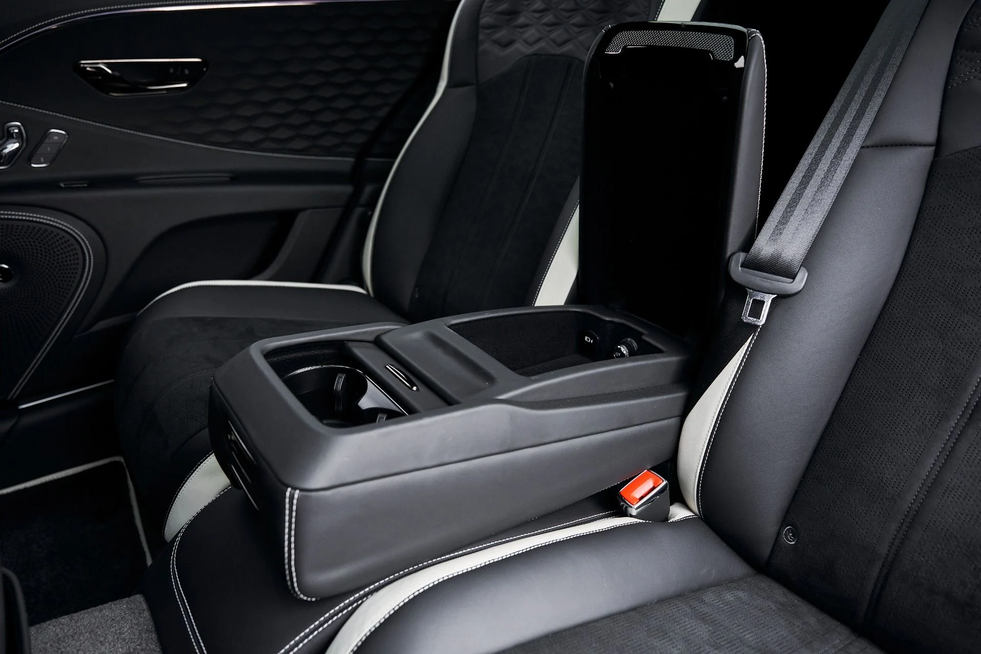 mph051_2778524553_Used_2025_Bentley_Flying_Spur_Speed_1769137110_6357aacc5e