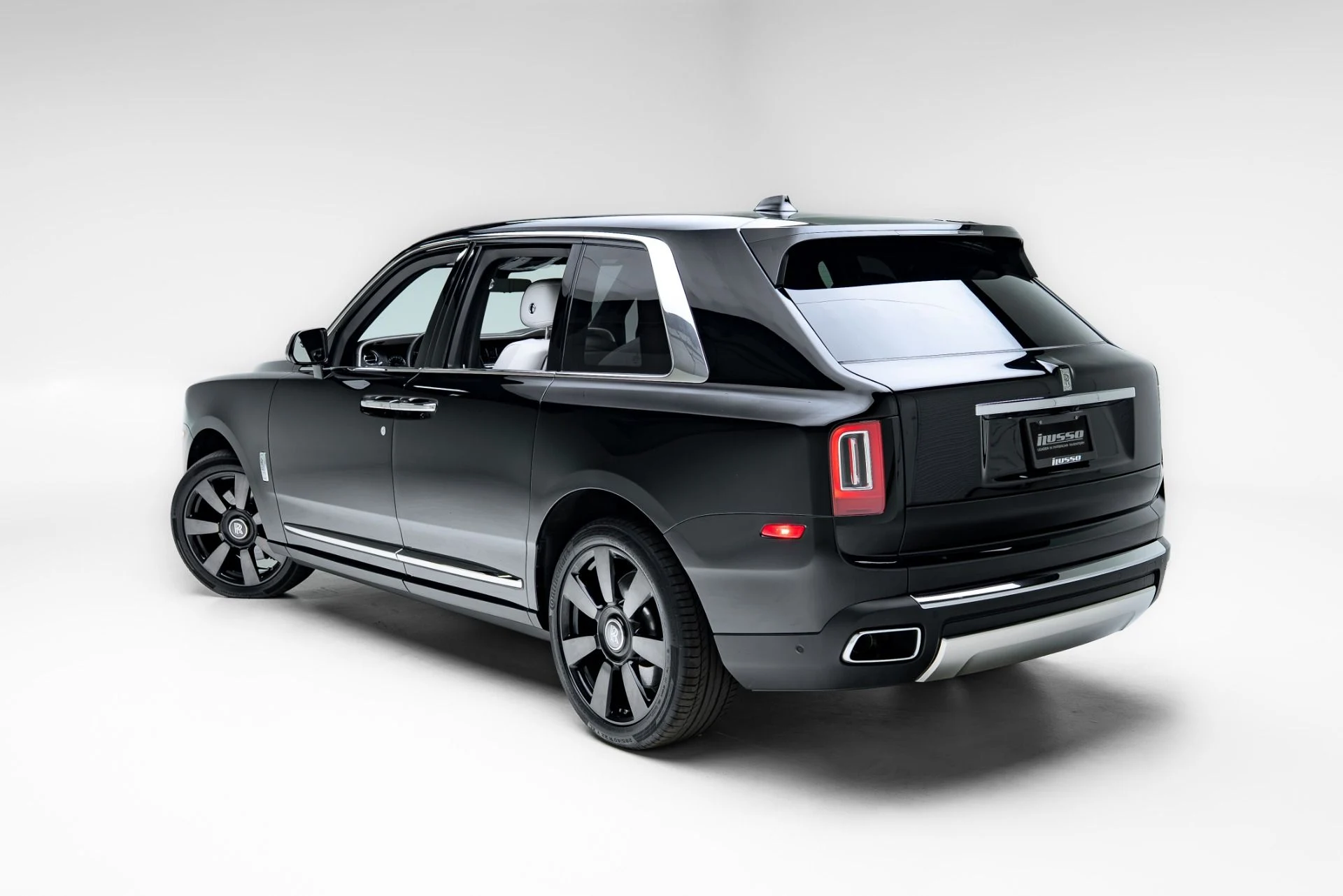 mph051_28554864_Used_2023_Rolls_Royce_Cullinan_1777310557_c57e83e589