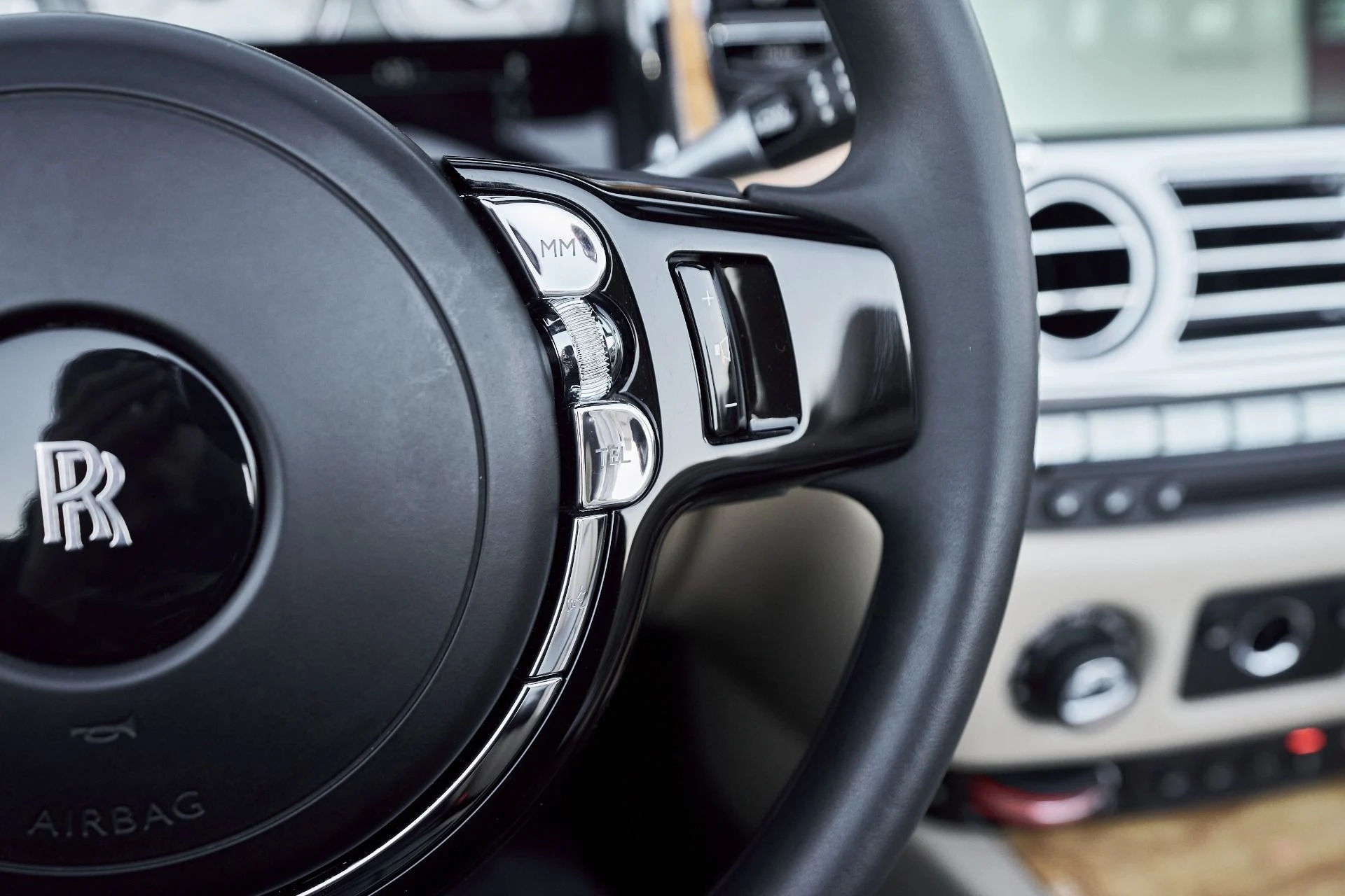 mph051_2895920423_Used_2017_Rolls_Royce_Dawn_Base_1764730538_86099d39cb