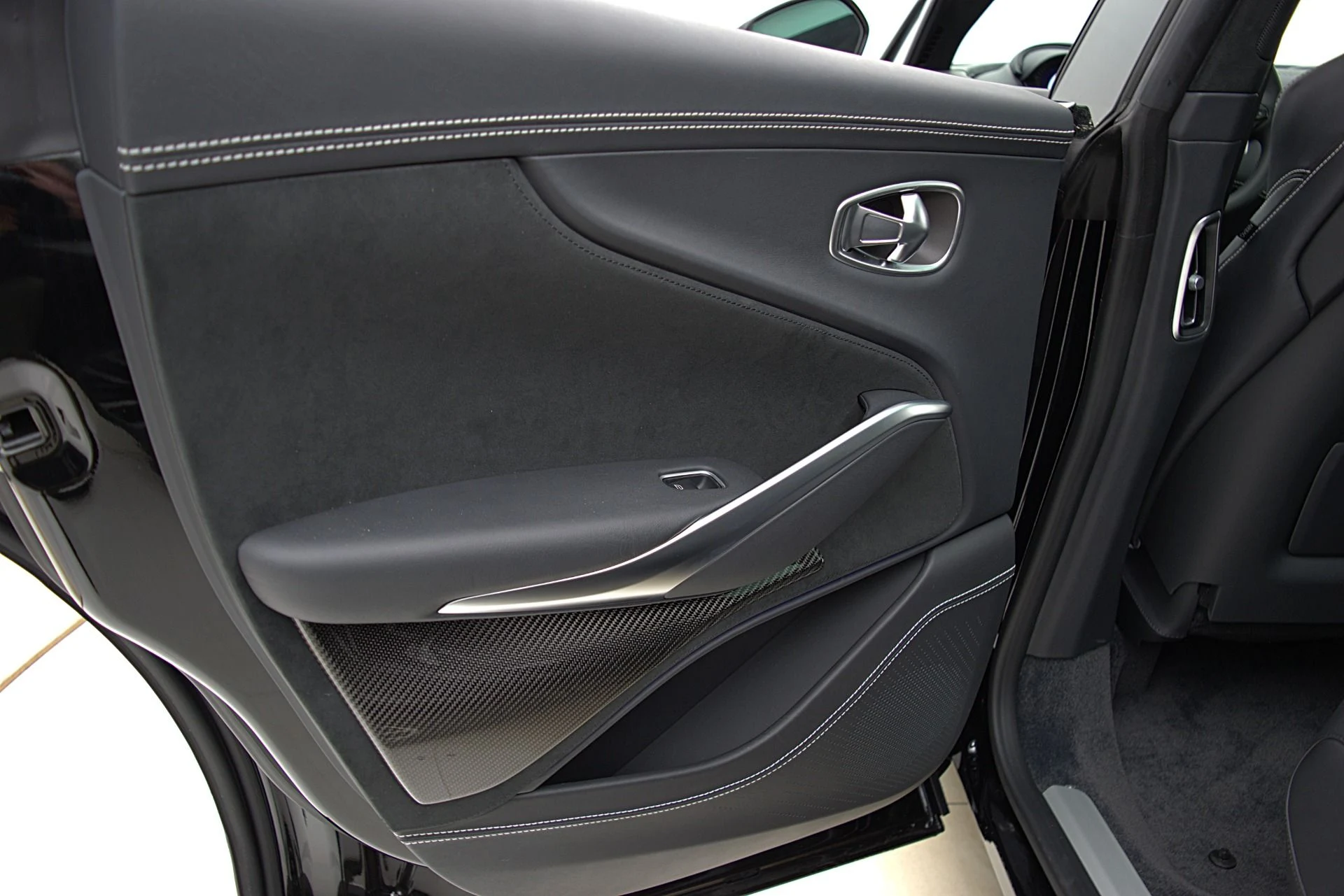 mph051_2914102772_Used_2023_Aston_Martin_DBX_707_fcb3d261b8