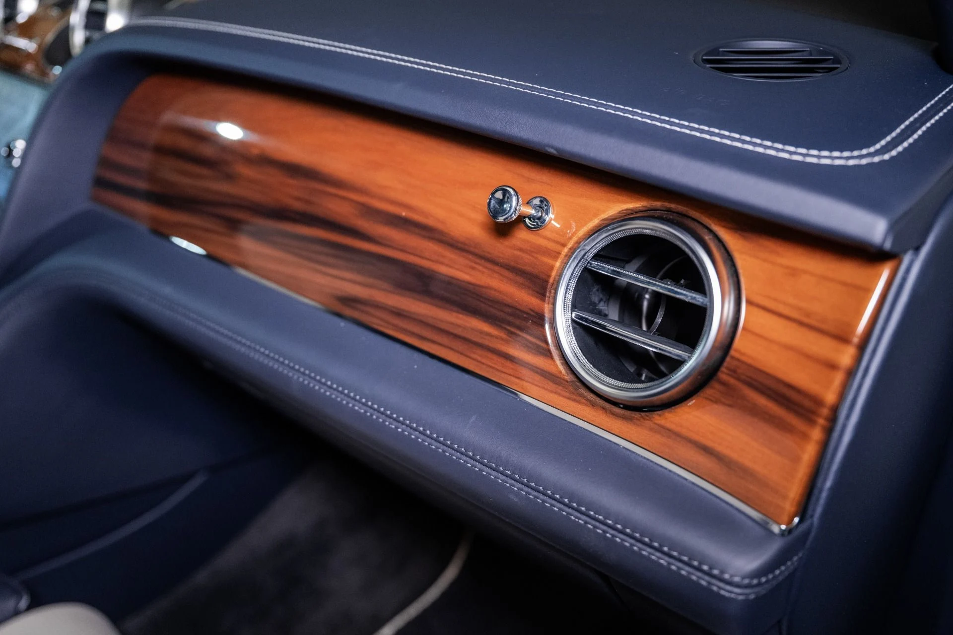 mph051_2949056291_Used_2019_Bentley_Bentayga_V8_1759420865_37768f9f03
