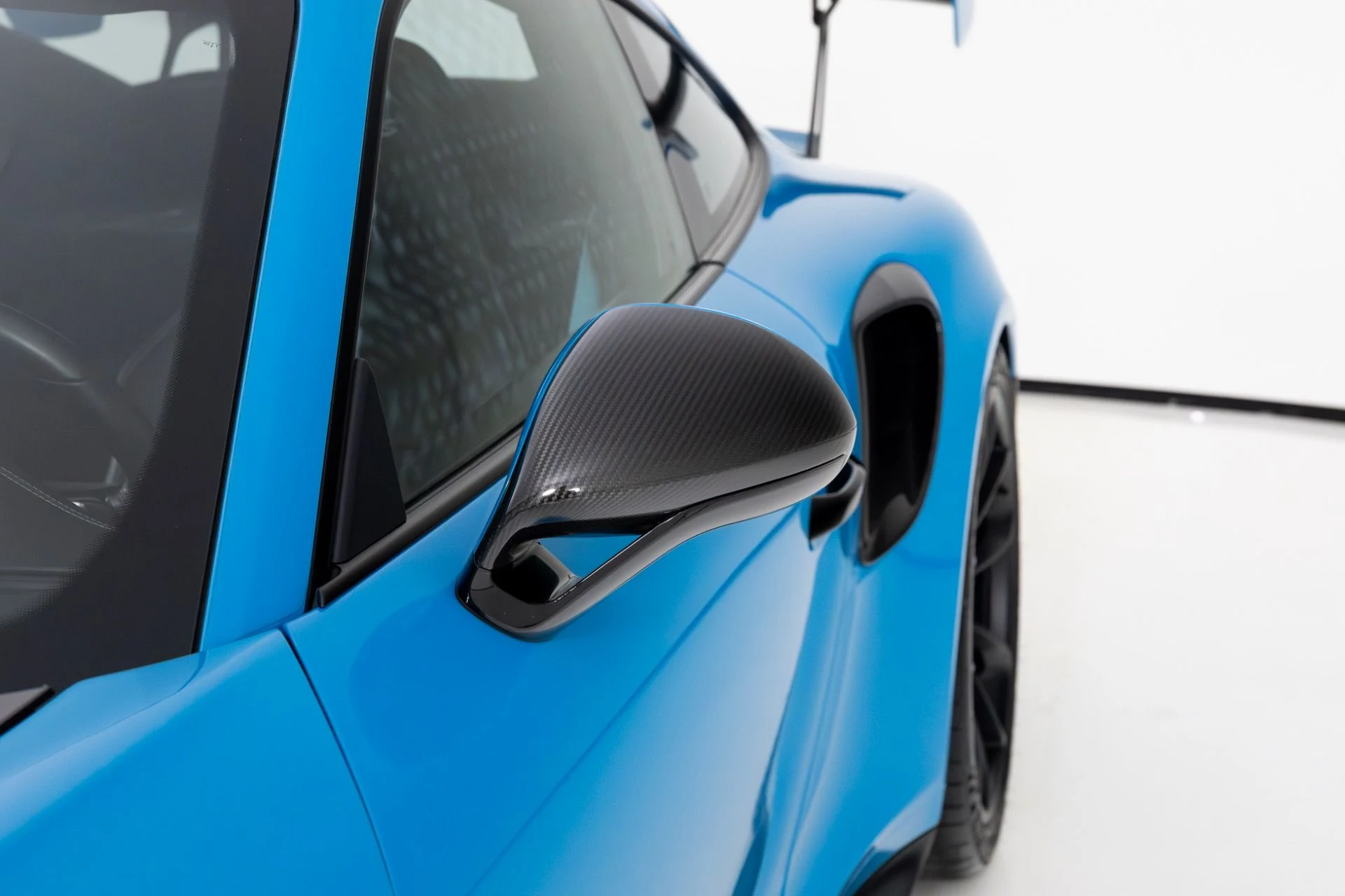 mph051_3099397518_Used_2018_Porsche_911_GT_2_RS_1766512611_3dd8e8f7d8